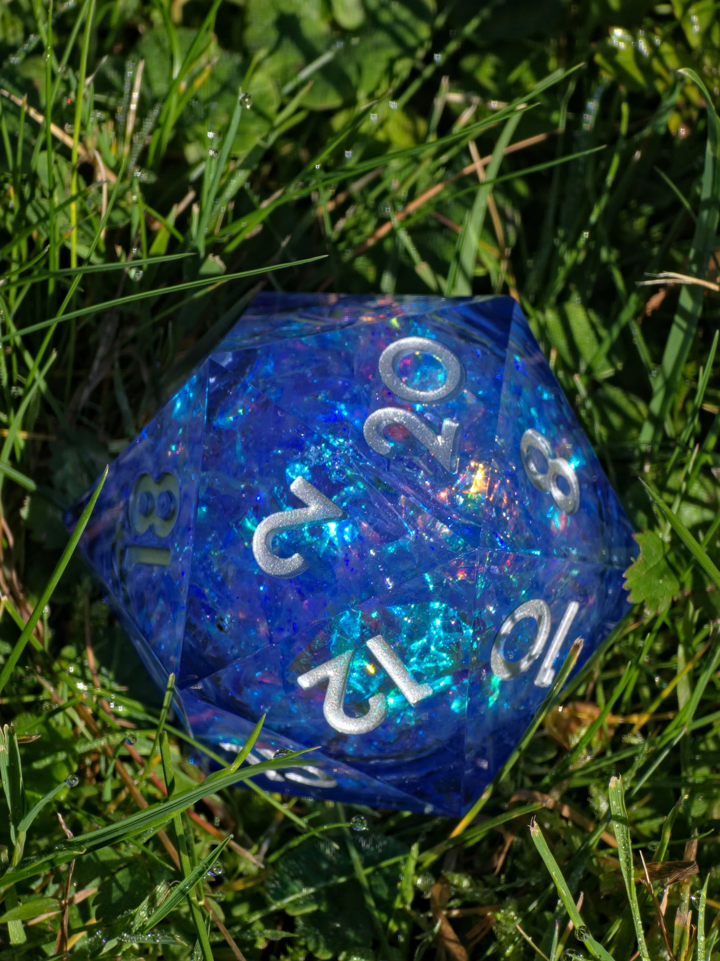 Polyedrischer Liquid Core D20 XL – Blue Opal Glow Dice | Handgemachter Resin Würfel mit Flüssigkern & Opaleffekt | Sammlerstück DnD Einzelw