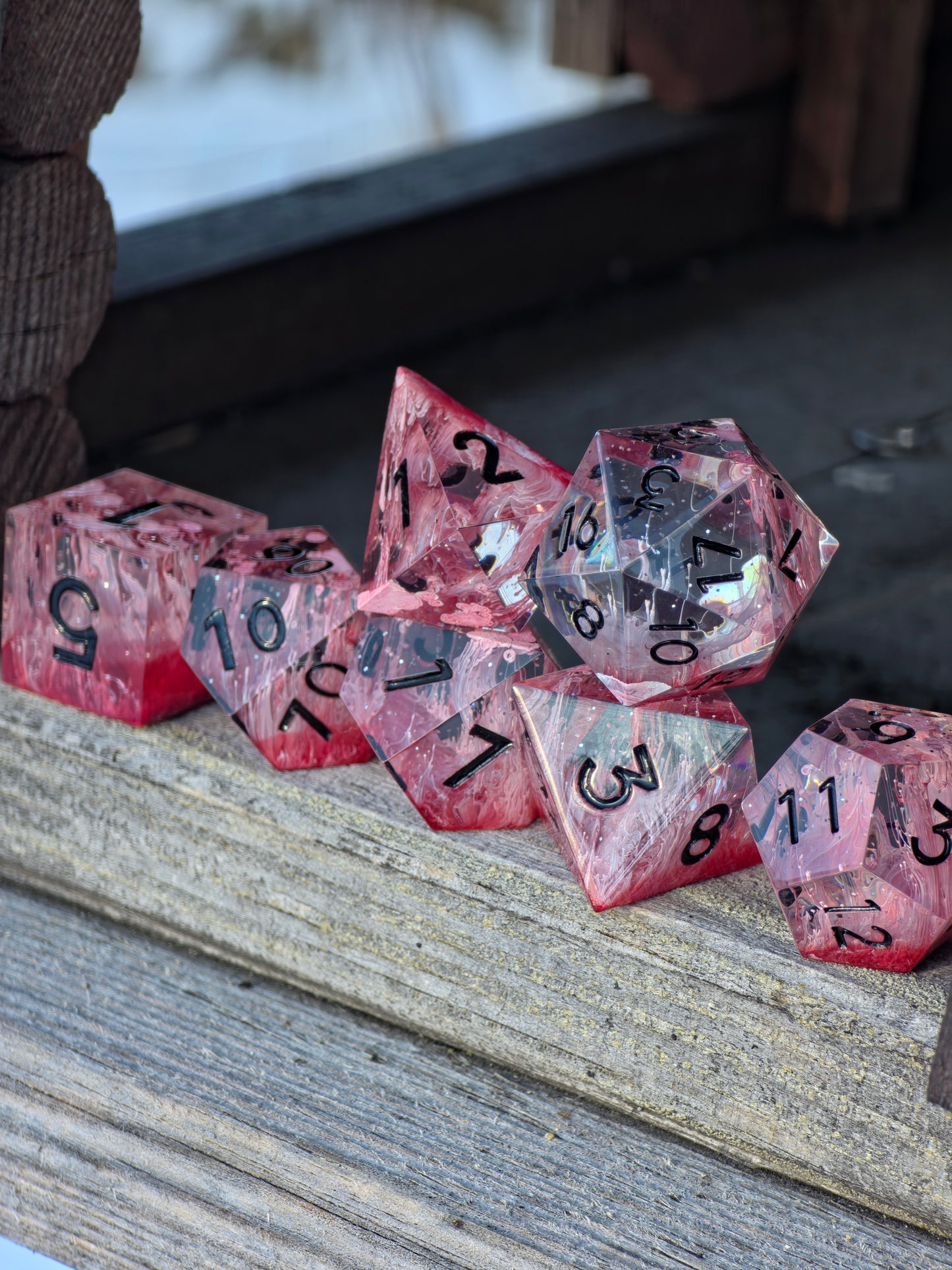 Handgemachtes Würfelset „Crimson Petri“ – Resin DnD Dice Set in Rot & Transparent | Petri Effekt | Schwarze Zahlen | Sharp Edge