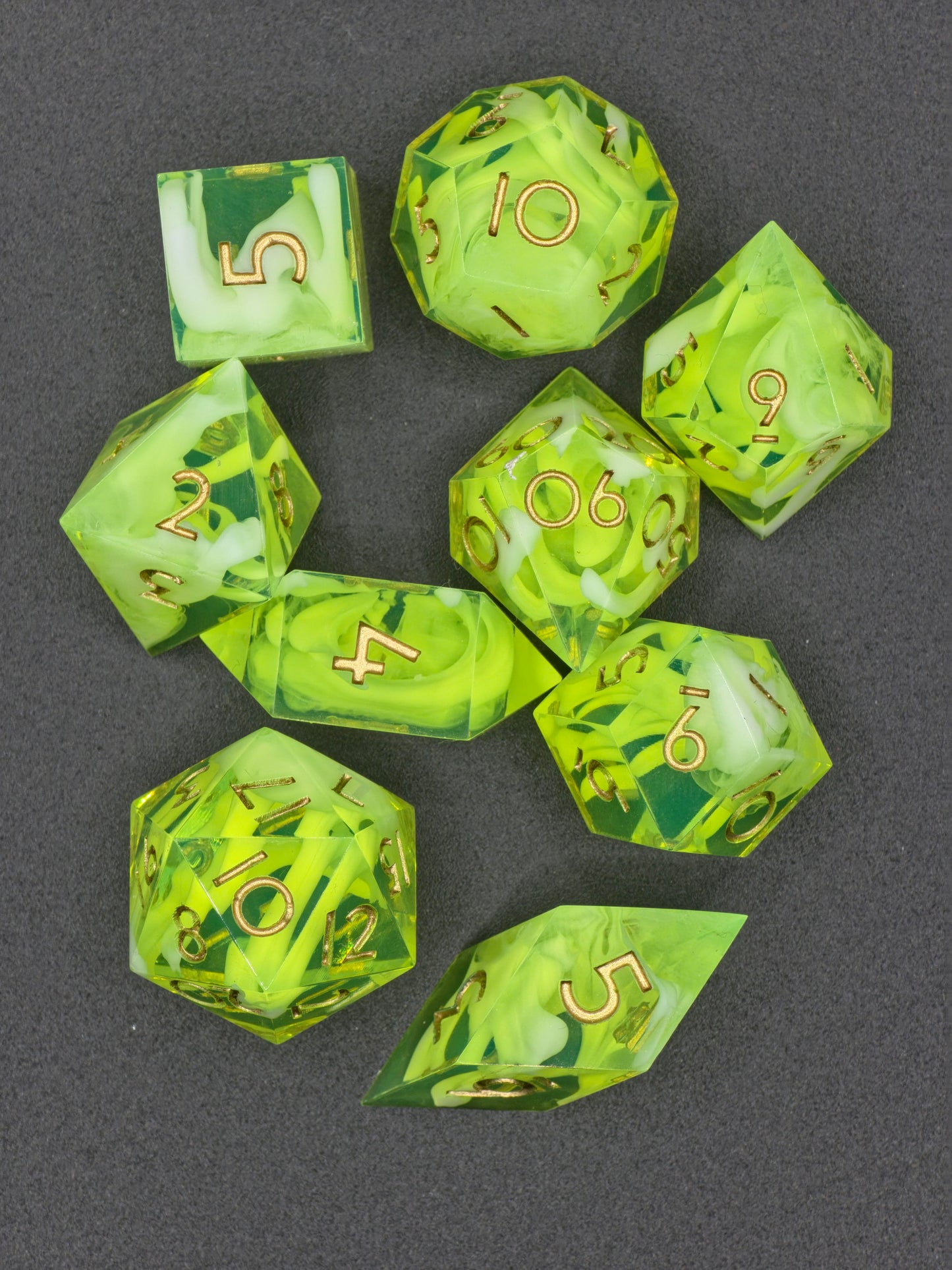 Polyedrisches Würfelset „Alchemist Cloud Nebula“ – Handgemachte Resinwürfel mit Cloud-Effekt & Goldzahlen | DnD Dice Set TTRPG