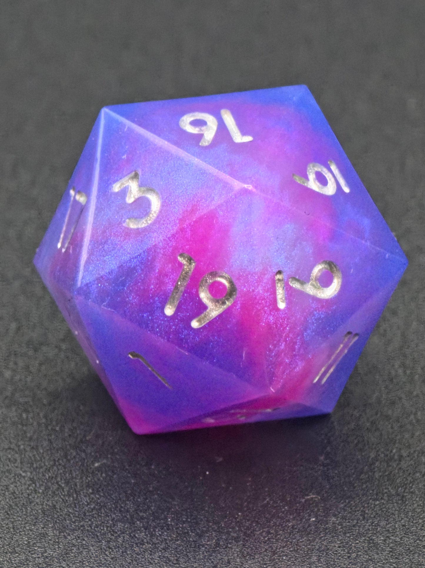 Aetherfall D20 – Handgemachter lila-blauer Resinwürfel mit Silberzahlen | Einzeln D20 Standardgröße | DnD Würfel | TTRPG Dice