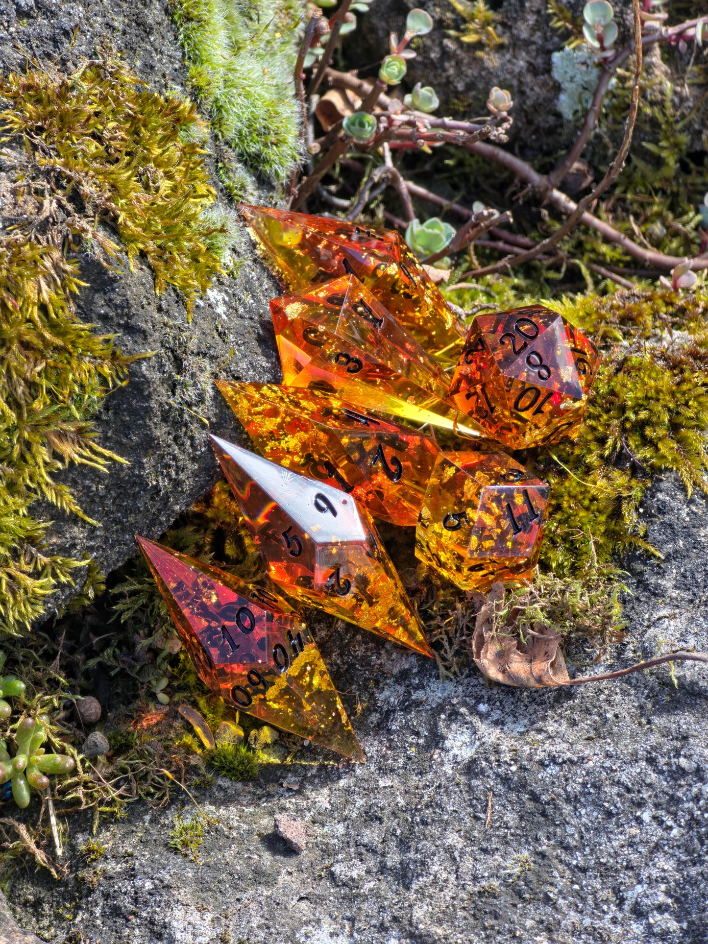 Amber Dice Set “Bernstein Shards” – Elongated Resin Dice with Gold Flakes, Honey Amber Effect, Sharp Edge DnD Dice, Handmade Fantasy TTRPG
