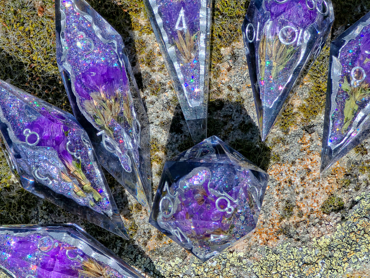 Amethyst Bloom Geode Flower Dice Set – Handgemachte Sharp Edge Würfel mit violetten Blüten, Kristall Geode Resin Dice, Fantasy DnD Würfelset