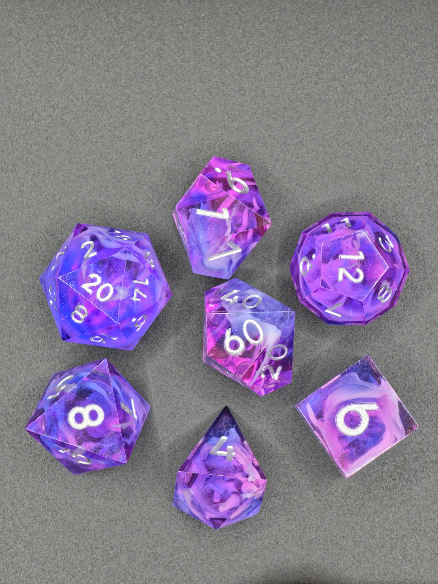 Polyedrisches Würfelset „Violet Cloud Nebula“ – Handgemachte Resinwürfel rosa-lila mit Nebel Effekt | DnD Dice Set TTRPG