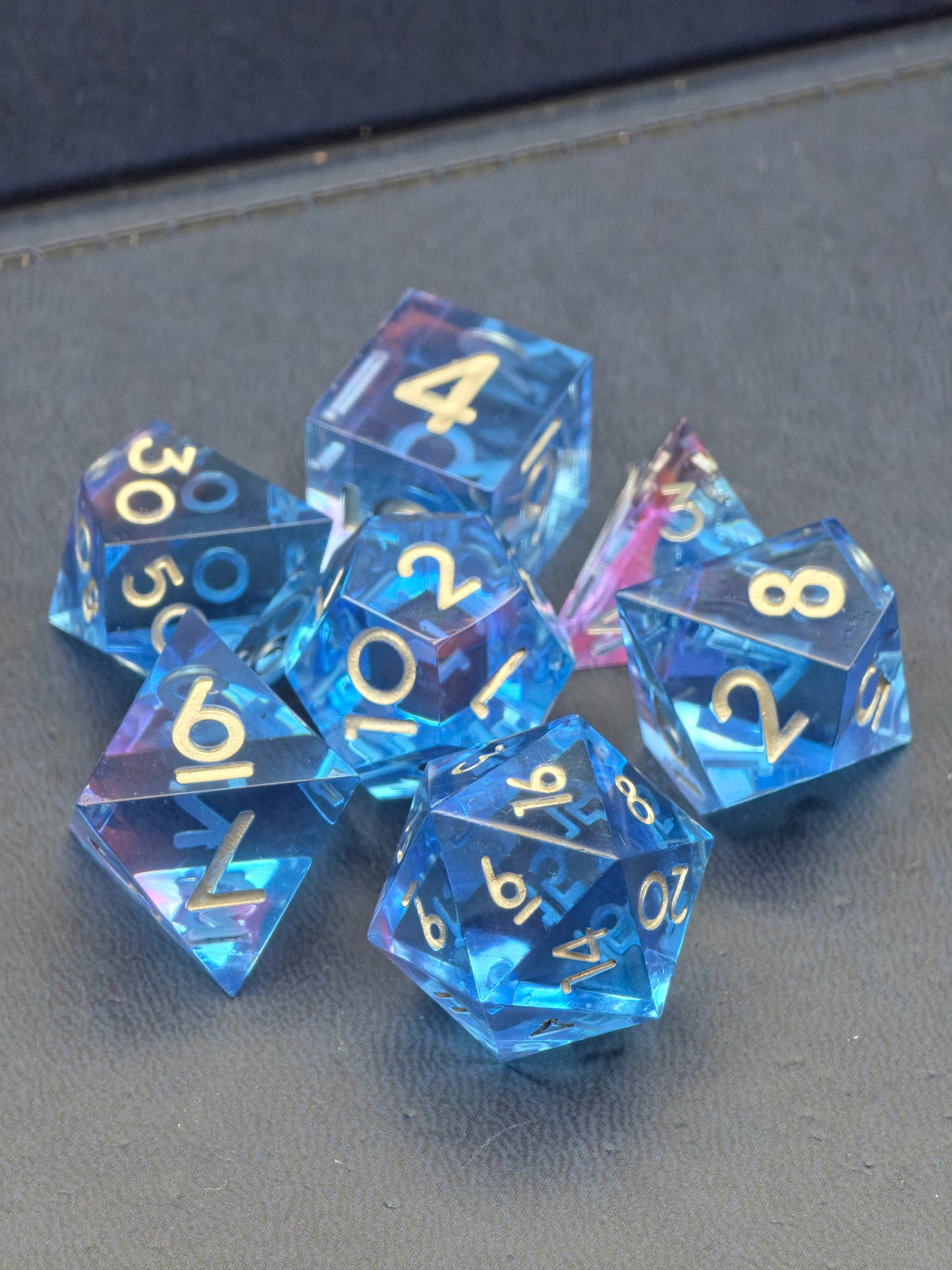 Abyss of the Sapphire Tide – Handgemachtes DnD Würfelset aus klarem Blau | Transparente Resin Dice mit silbernen Zahlen | Polyedrische Würfel TTRPG