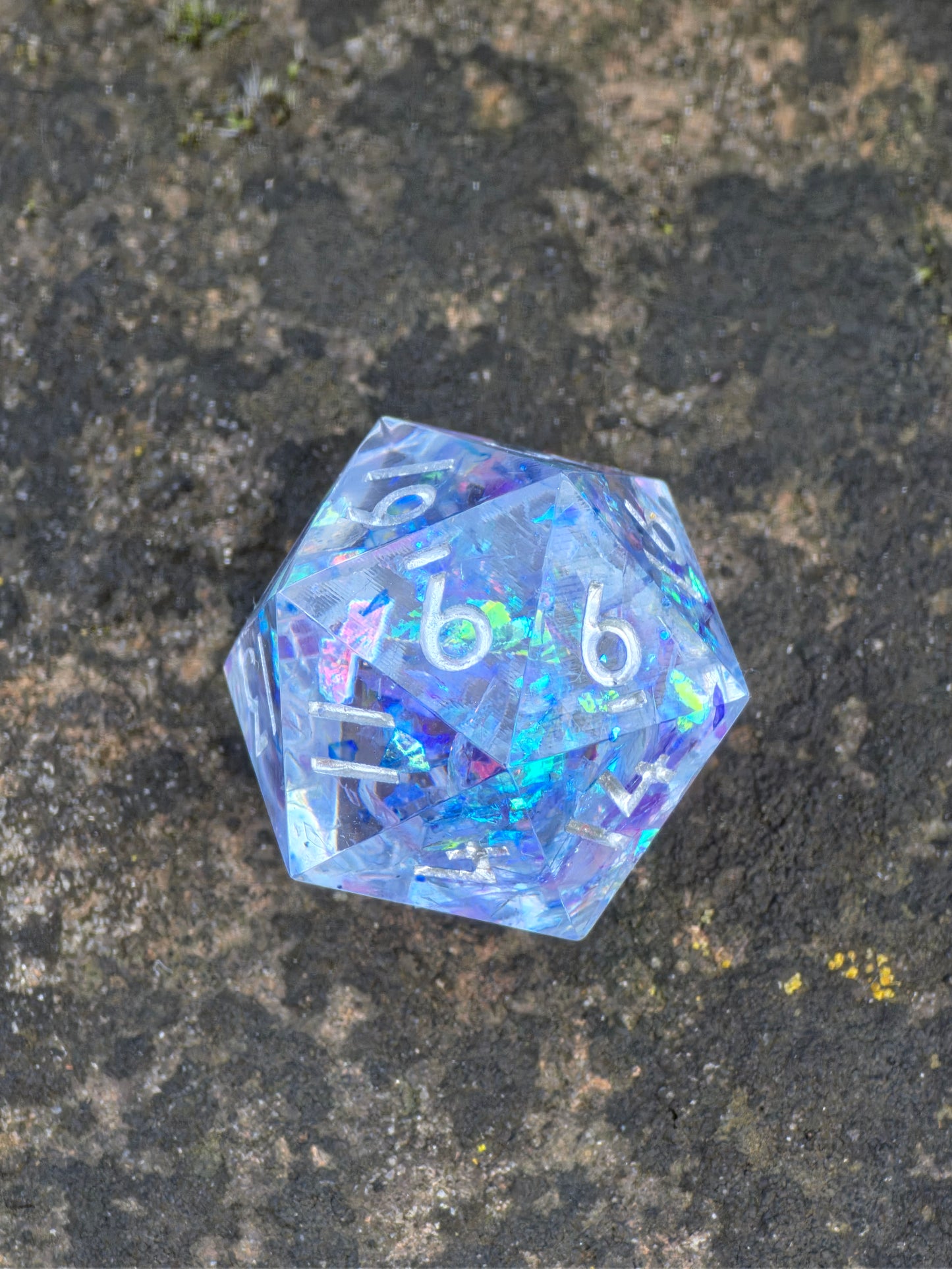Einzelner Polyedrischer D20 – Aurora Crystal Würfel Transparent mit Opal Schimmer | Handgemachter Resinwürfel Standardgröße | DnD Pen and Paper