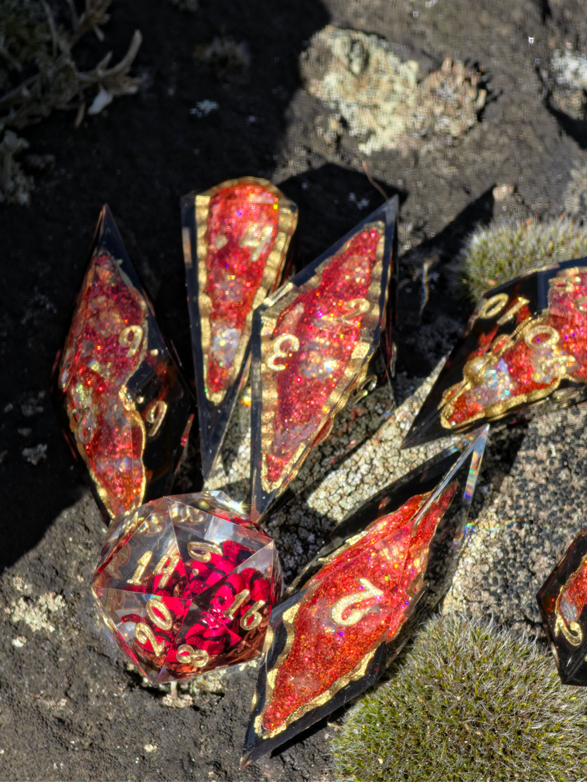 Crimson Serpent – Heart of the Volcano Lava Serpent Würfelset – Rote Schlange im D20 | 7-teiliges DnD Resin Dice Set mit Lava Geoden, Gold & Schwarz | Handmade Fantasy Würfel