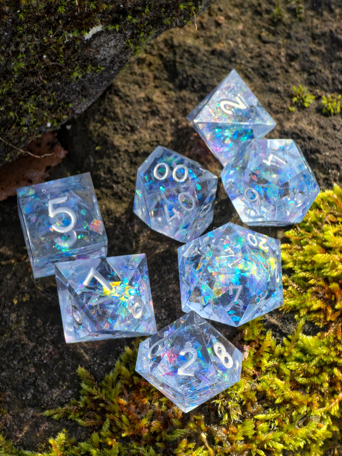 Polyedrisches Würfelset „Frozen Aurora“ – Handgemachte Resinwürfel mit Eisblau-Opal Effekt | DnD Dice Set Pen and Paper TTRPG | Gefrorenes Nordlicht Würfelset