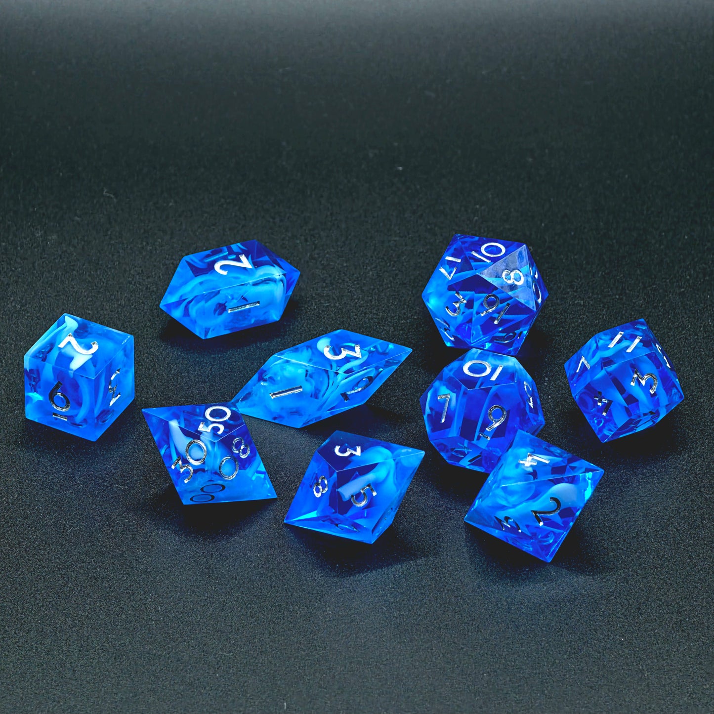 Polyedrischer DnD Würfelset 9 Stück – Arctic Sky Cloud Dice | Handgemachte Resin Würfel in Eisblau Transparent mit Cloud-Effekt & Silberzahl