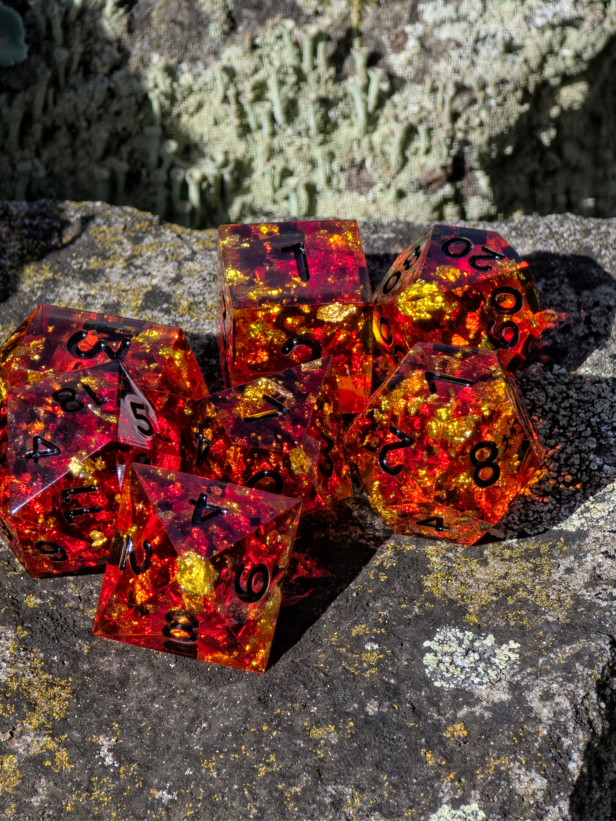 Ember Amber – Golden Fire Bernstein Würfelset – Amber Dice Set mit Goldflocken | 7-teiliges DnD Resin Würfelset in Rot & Honiggold | Handmade Fantasy Dice