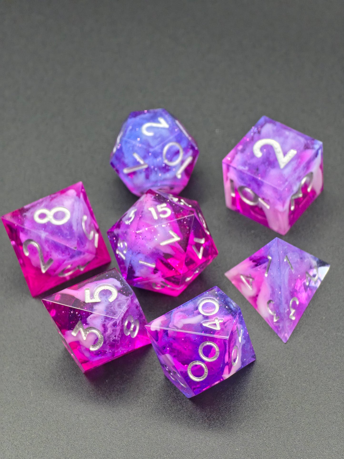 Astral Orchard – Handgemachtes DnD Würfelset violett rosa mit Petri Effekt und silbernen Zahlen | 7-teiliges Polyhedral Set | Resin Dice | TTRPG RPG Würfel