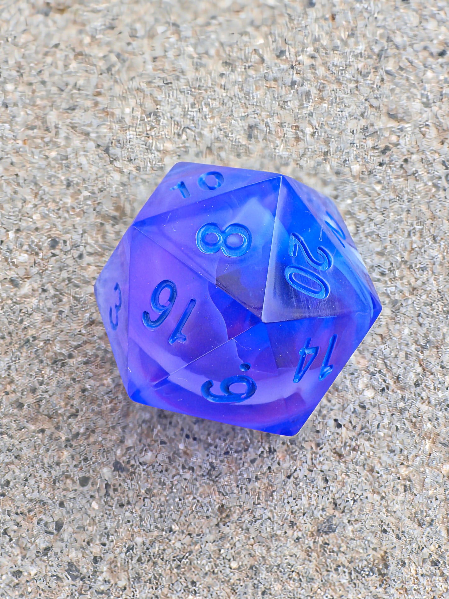 Polyedrischer Ozean Blau & Nebel Effekt D20 Würfel 35mm – L Format Chonk Dice | Handgemachter RPG Würfel in Blau Violett, Galaxy Dice,dnd