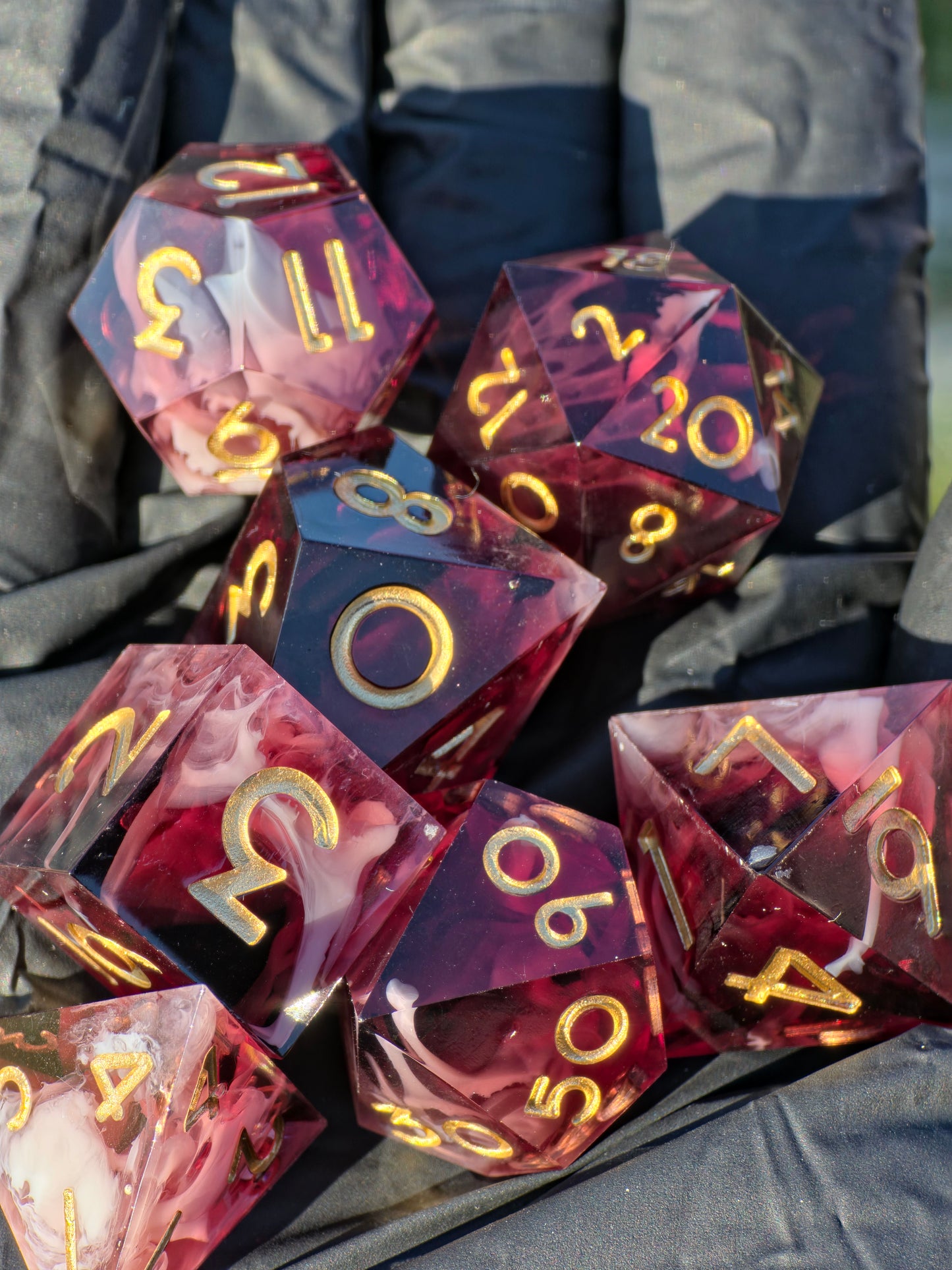 Polyedrisches Würfelset „Espresso Cream Nebula“ – Handgemachte Resinwürfel dunkelbraun-bordeaux mit Cloud Effekt | DnD Dice Set TTRPG