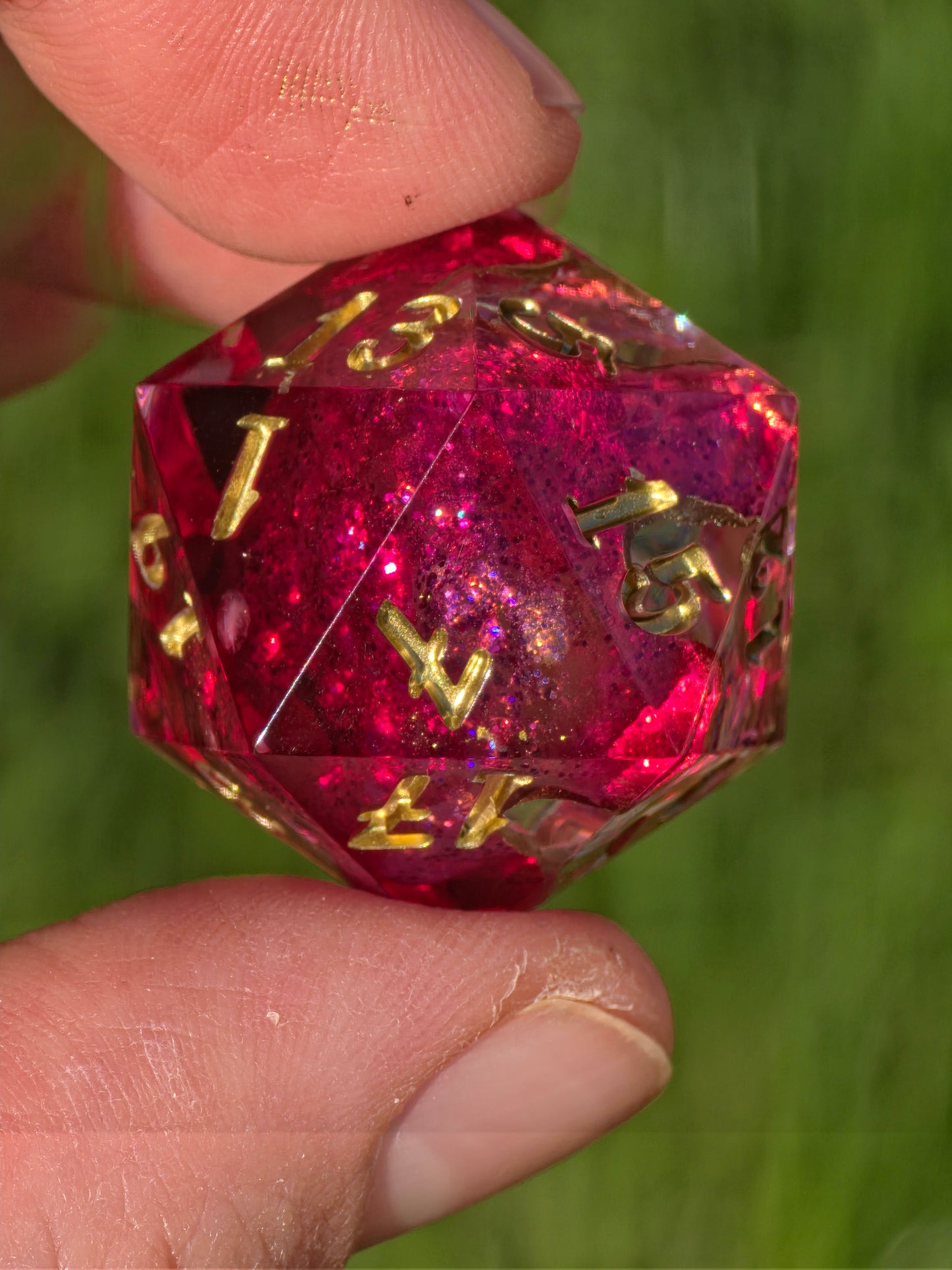 Crimson Geode D20 – Magischer Handgemachter Resin Würfel mit Kristallkern, Pink Gold Fantasy Dice, Premium DnD Einzelstück