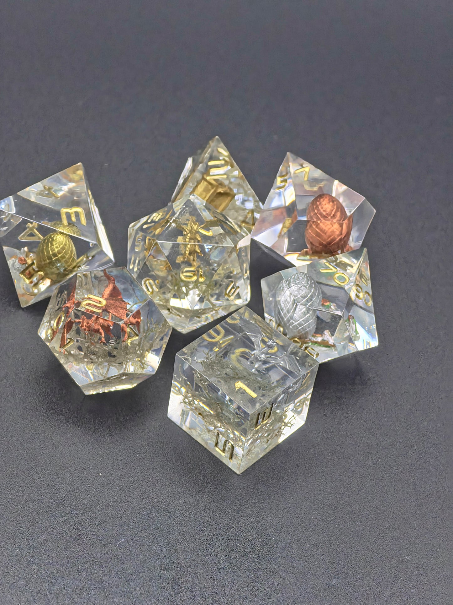Würfelset „Hort der Uralten Drachen“ – Handgemachtes Resin Dice Set mit Drachen- & Ei-Dioramen | DnD TTRPG Würfel