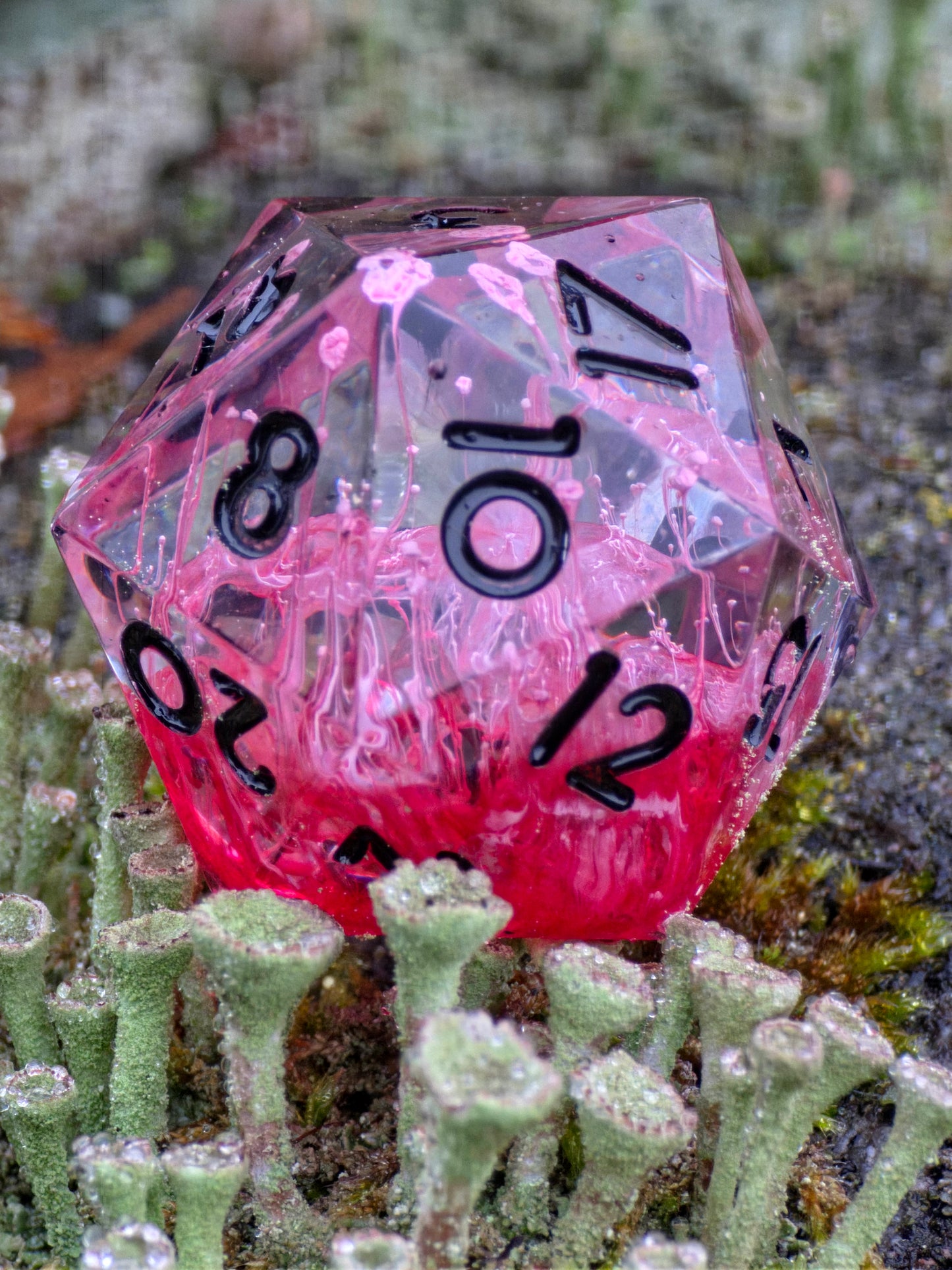 Crimson Veins – Einzelner D20 Würfel (Standardgröße) mit Petri-Effekt | Handgemachter Resin D20 in Blutrot & Klar | DnD TTRPG Würfel