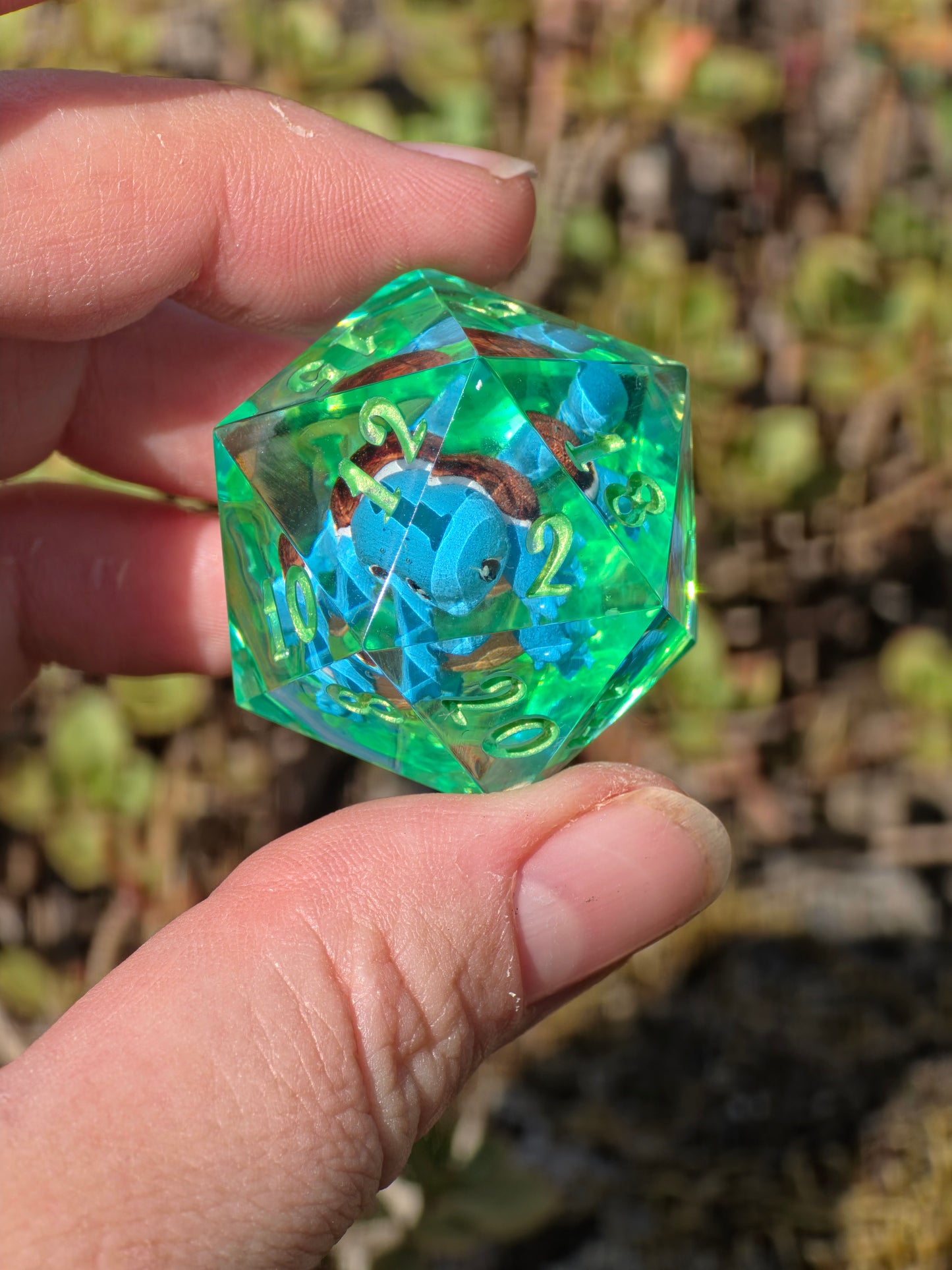 Shiggy – Toxic Lagoon D20 35 mm – Pokémon-inspirierter Resin Würfel in Neon Acid Green | Handgefertigter Chonk DnD Würfel