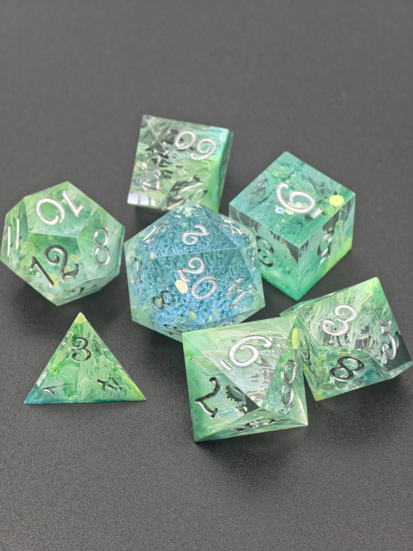 Würfelset „Verdant Convergence“ – Handgemachtes Petri Dice Set in Grün mit Nebel- & Alchemieeffekt | DnD TTRPG Würfel