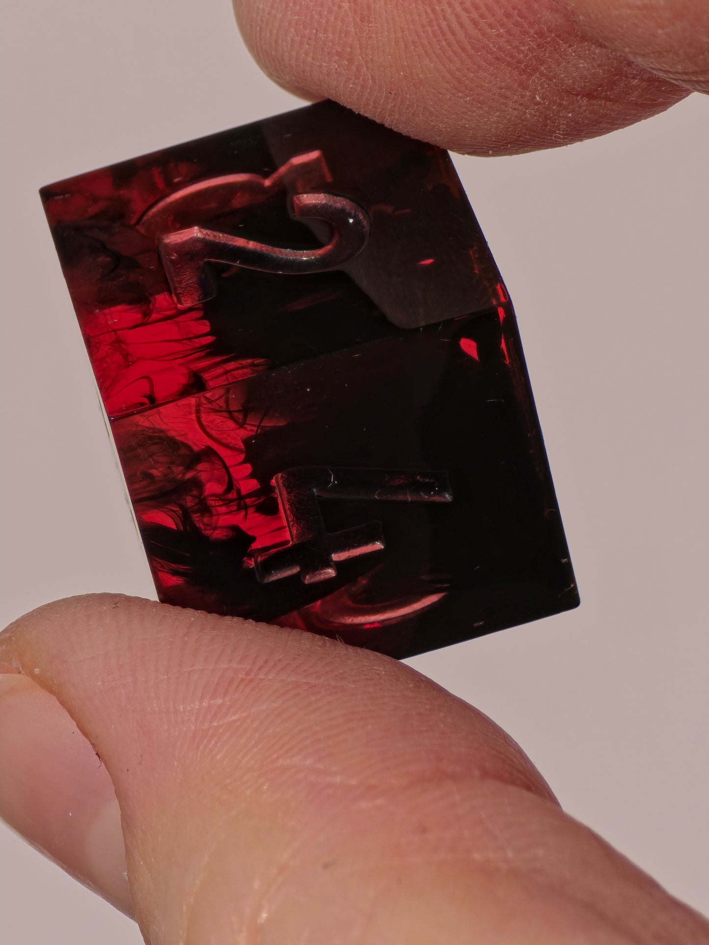 Blood Ember Dice Set – Rot Schwarz Würfelset mit Gold Zahlen | Handgemachte Sharp Edge Resin Würfel | DnD TTRPG