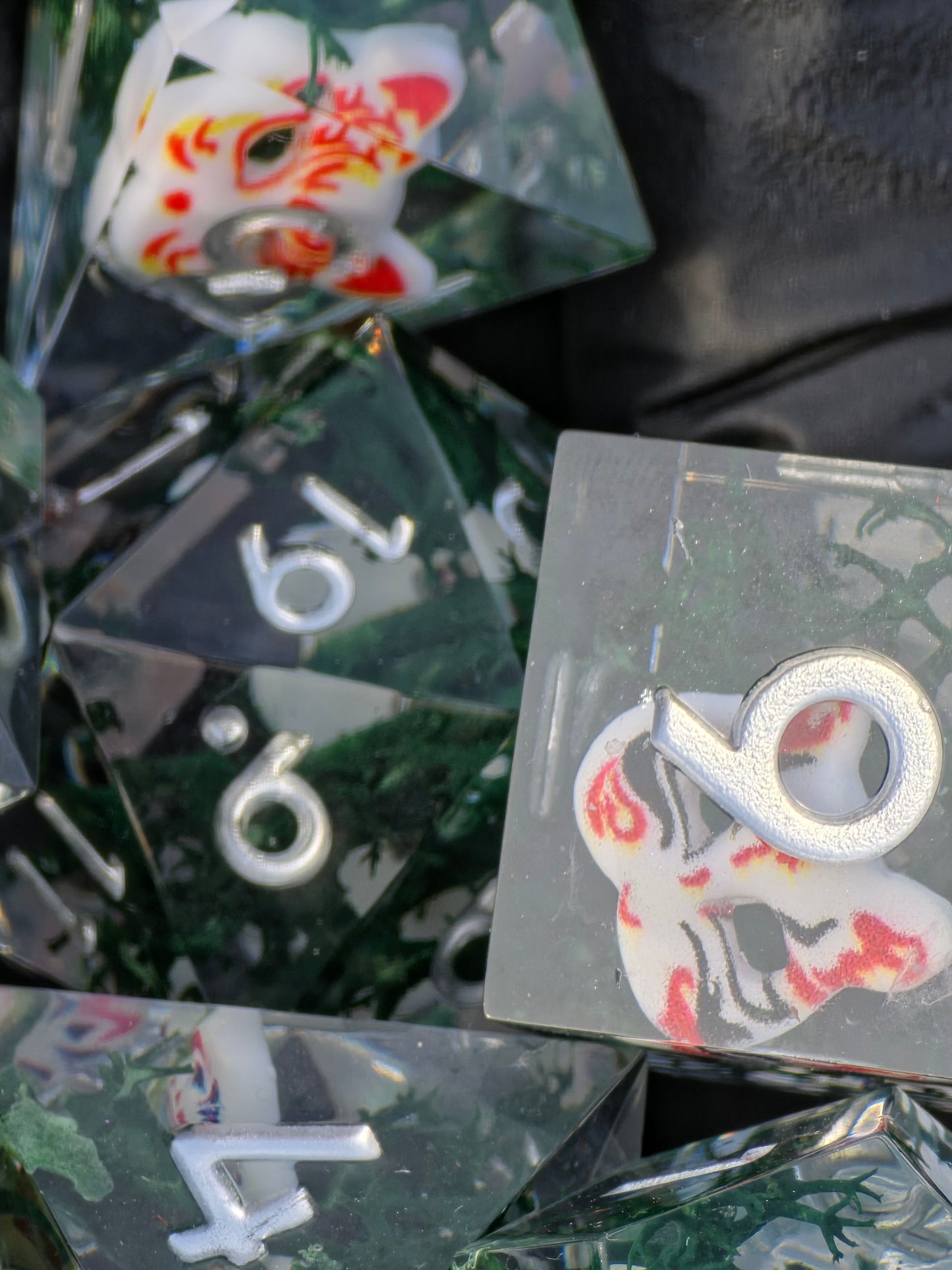 Oni Curse Dice – Japanische Dämonen Masken Würfelset | Klar Resin DnD Dice Set mit weißen Zahlen | Handmade TTRPG Würfel