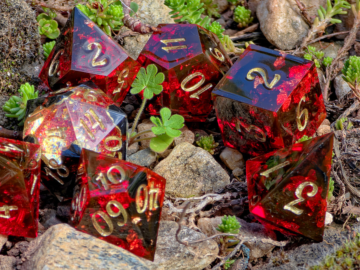 Crimson Inferno – Heart of the Volcano Ruby Lava Geode Würfelset – 7-teiliges DnD Dice Set | Rubinrote Resin Würfel mit Gold & schwarzen Wirbeln | Handmade Fantasy Dice