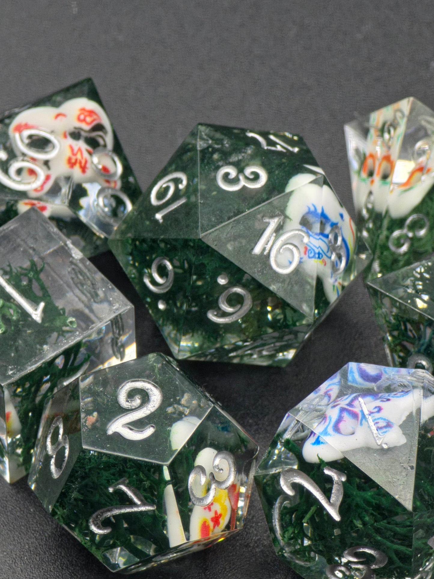 Kitsune Spirit Dice – Japanischer Fuchs Masken Würfelset | Klar Resin DnD Dice Set mit weißen Zahlen | Handmade TTRPG Würfel