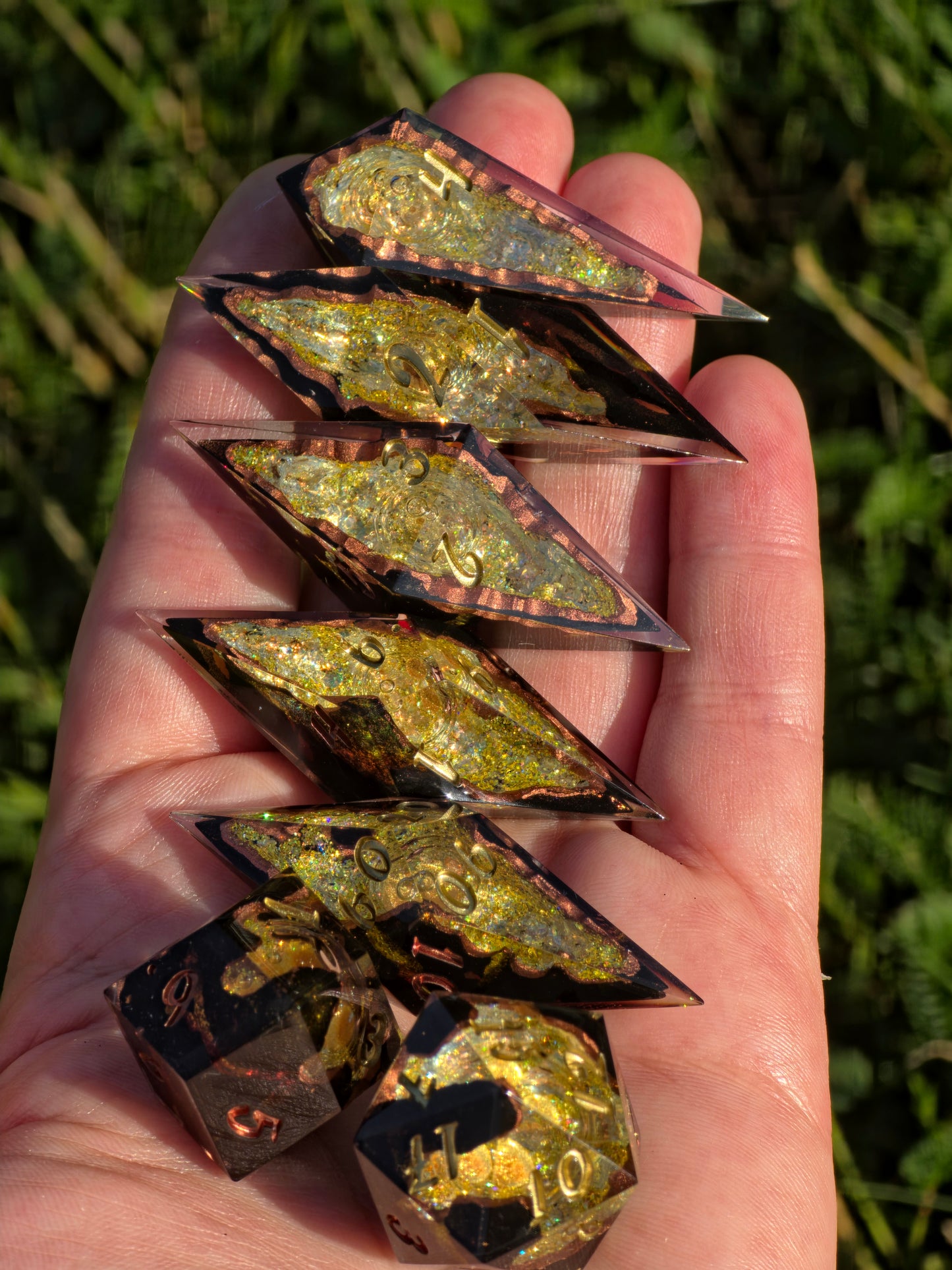 Golden Rift Custom Liquid Core Geode Dice Set – Elongated Sharp Edge Resin Würfel mit Geodenkern, Cracked Effect und schwebendem Liquid Core für DnD (Anne)