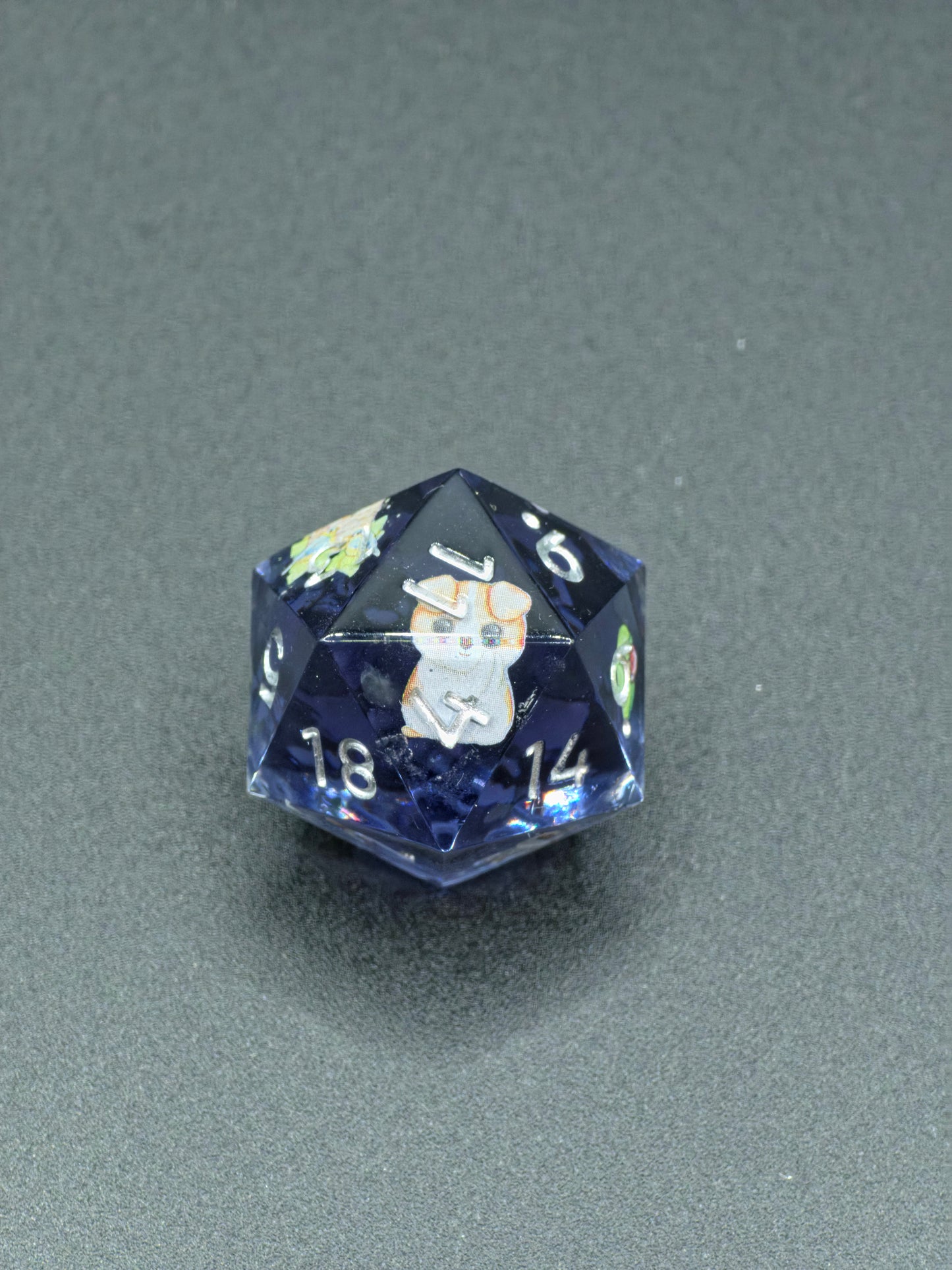 Polyedrischer Einzelner D20 „Spring Morning“ – Handgemachter Resinwürfel Standardgröße mit Hund, Vogelhaus & kleinen Vögeln | DnD Dice Pen and Paper | Kawaii Würfel
