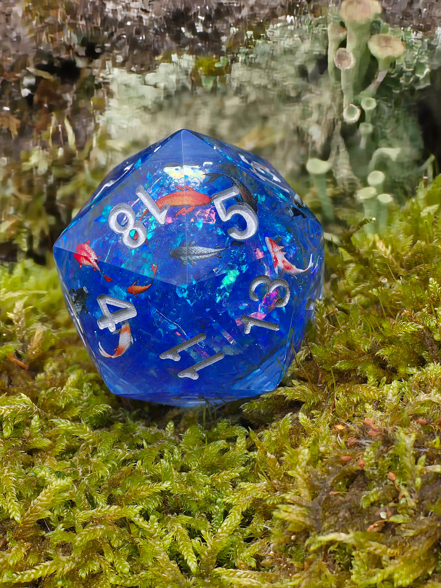 Chonk Polyedrischer D20 Würfel 35mm – Liquid Core mit Koi Fischen im See/Teich – Handgemachter Resin Würfel für DnD, TTRPG & Sammler