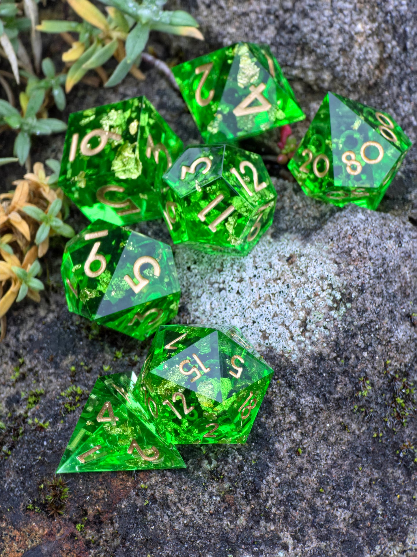 Polyedrisches Würfelset „Emerald Treasure“ – Handgemachte Resinwürfel in Smaragdgrün mit Goldflocken | DnD Dice Set Pen and Paper TTRPG | Edelstein Würfel mit Spiegelglanz