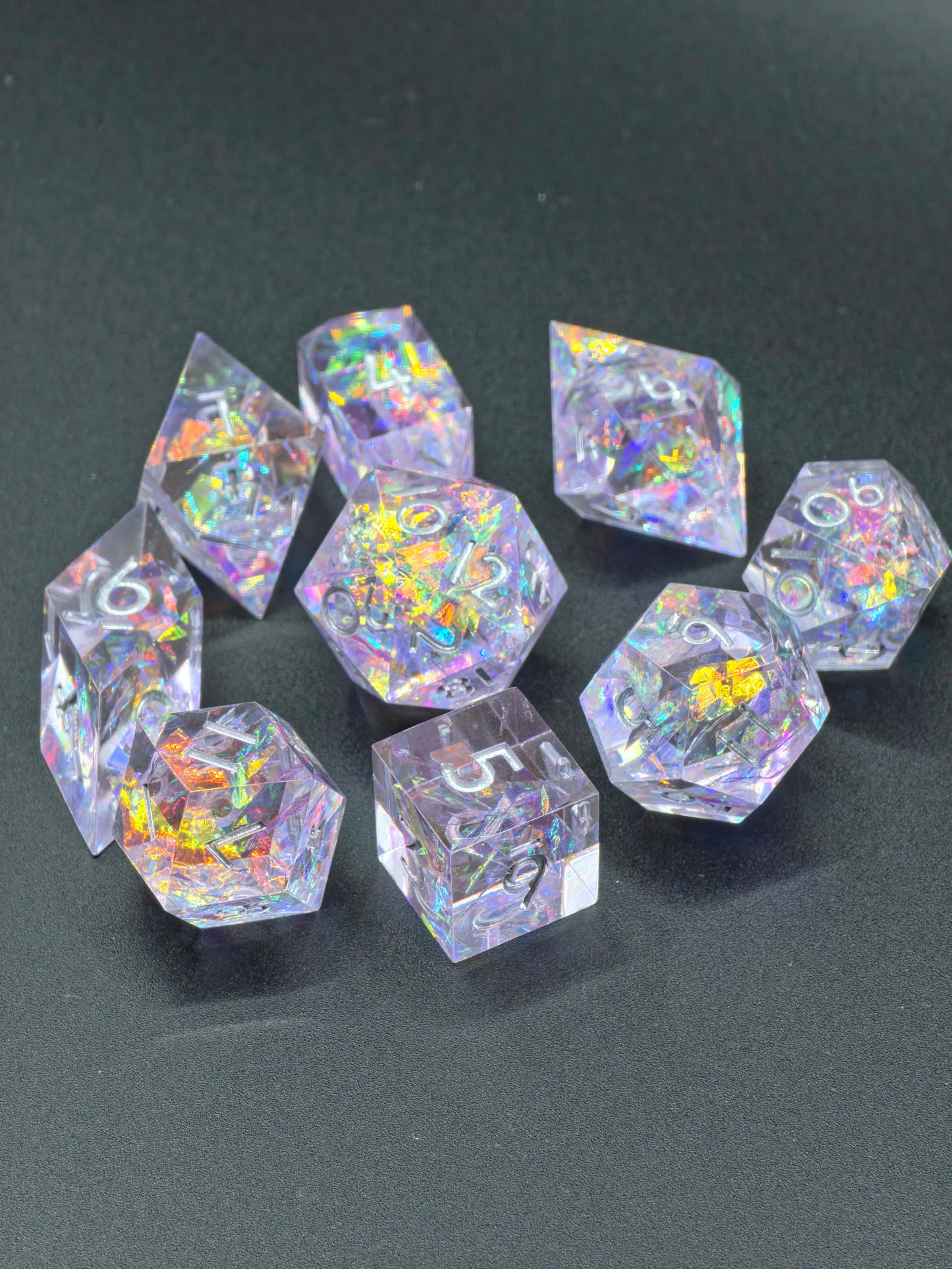 Polyedrisches Würfelset „Prism Aurora“ – Handgemachte Resinwürfel mit irisierendem Opal-Effekt | DnD Dice Set Pen and Paper TTRPG | Regenbogenwürfel mit Spiegelglanz
