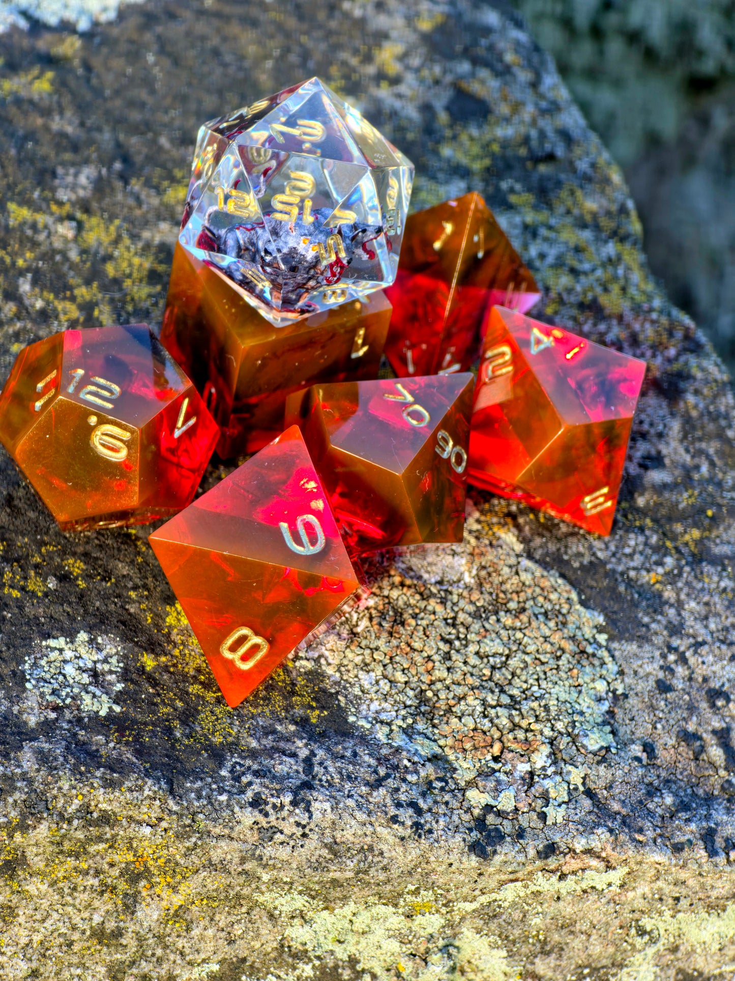 Handgemachtes DnD Würfelset „Blood Cerberus“ – Resin Dice Set 7-teilig | D20 mit Cerberus | Rot Schwarz | Sharp Edge | Goldene Zahlen | RPG Würfel