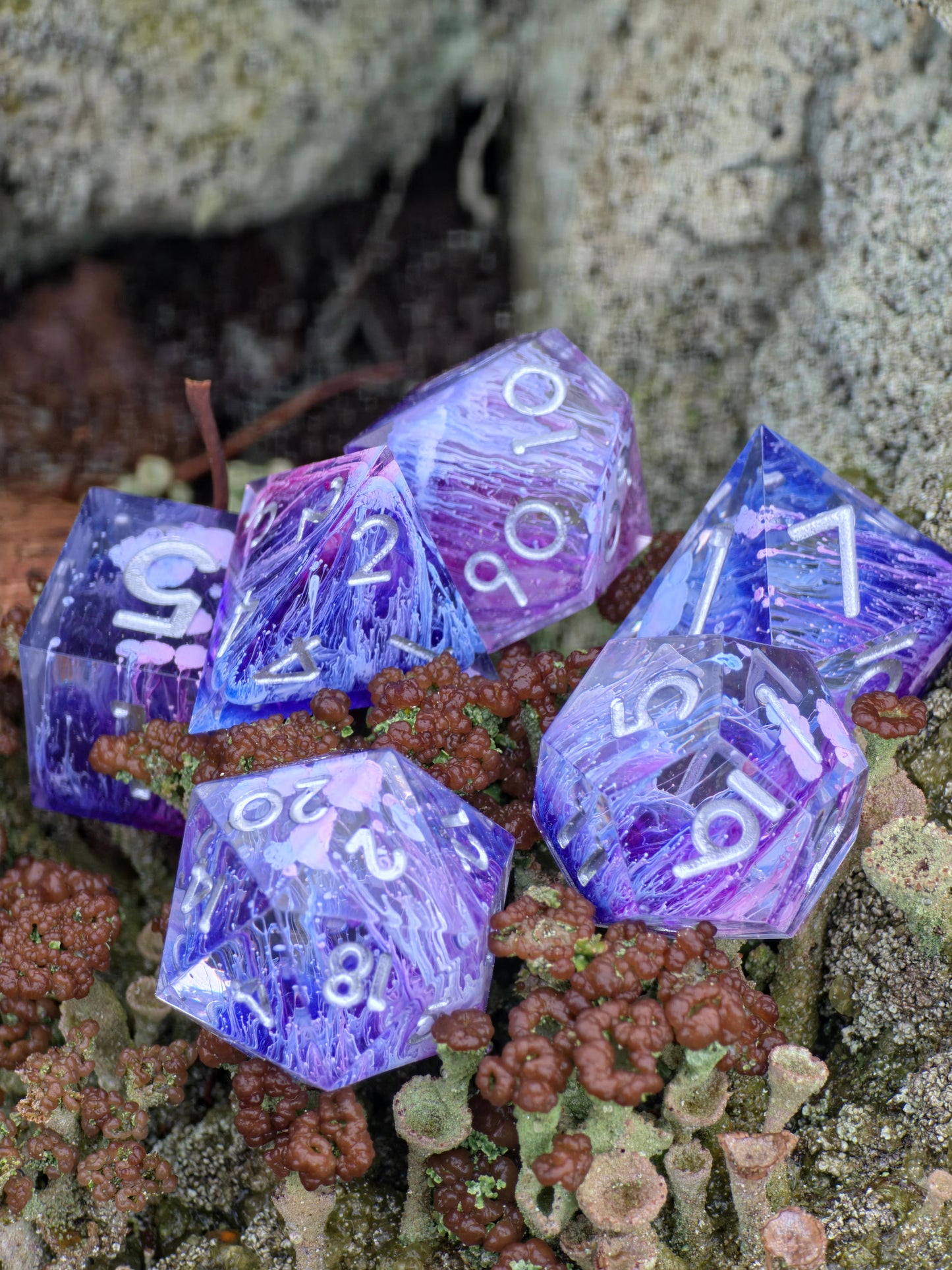 Nebula Bloom – Handgemachtes DnD Würfelset violett mit Petri Effekt und silbernen Zahlen | 7-teiliges Polyhedral Set | TTRPG Dice | Artisan Resin Dice
