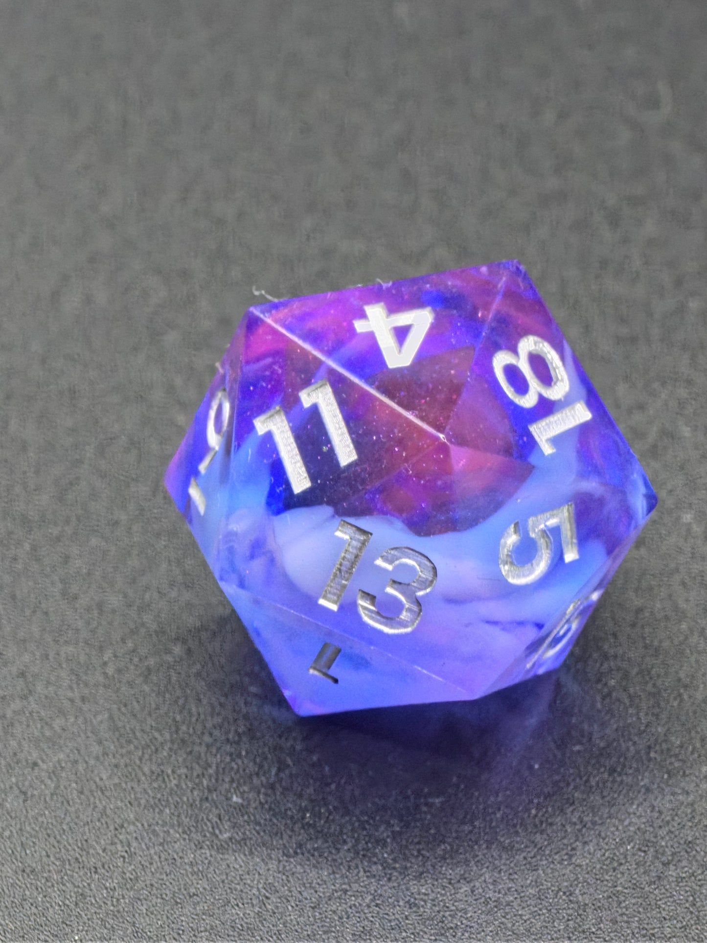 Einzelner Polyedrischer D20 – Cloud Effekt Pink Blau Transparent | Handgemachter Resinwürfel Standardgröße | DnD Dice Pen and Paper TTRPG Fantasy Würfel