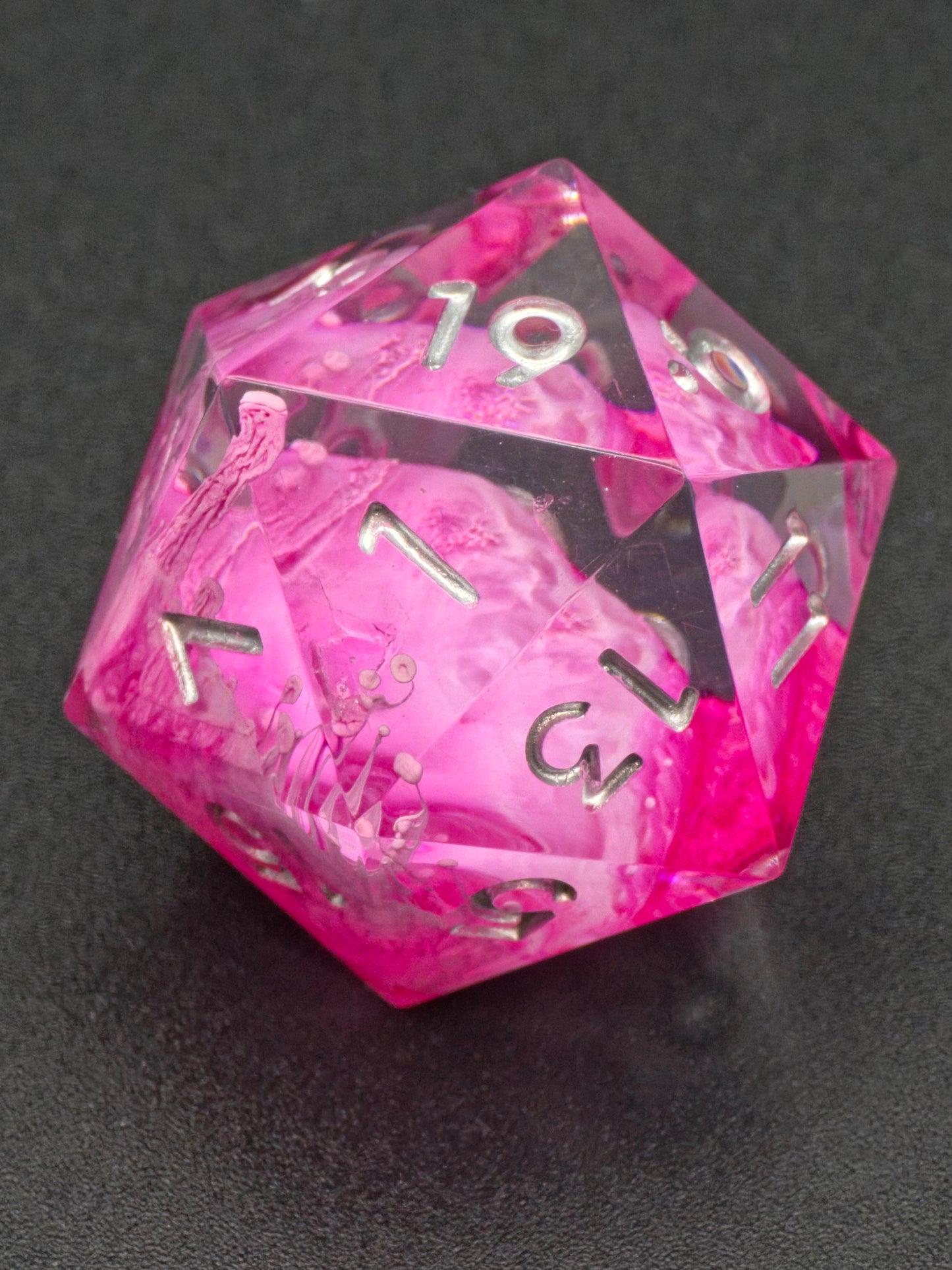 Crimson Bloom D20 – Handgemachter pinker Resinwürfel mit Petri Effekt und Silberzahlen | Einzeln D20 Standardgröße | DnD Würfel | TTRPG Dice