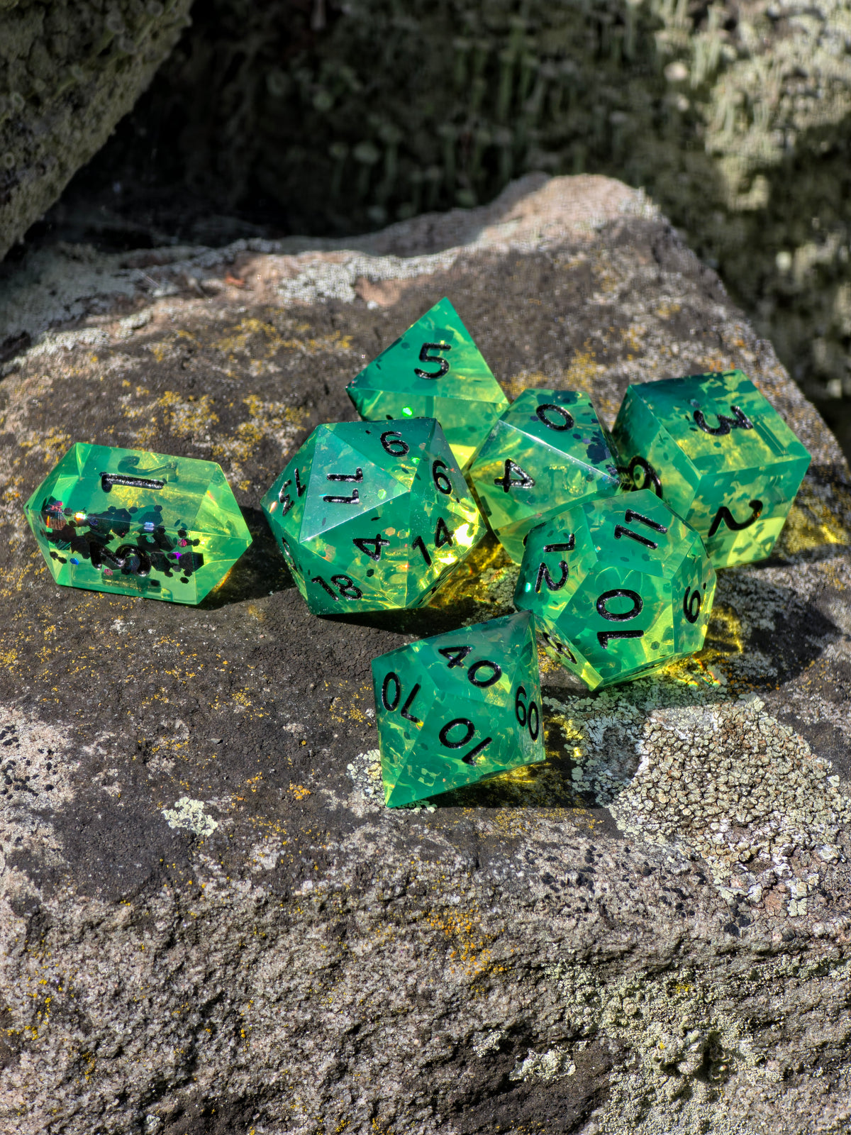 Uranium Glass – Toxic Emerald Würfelset – 7-teiliges DnD Resin Dice Set | Giftgrüne Fantasy Würfel mit schwarzen Zahlen | Handmade RPG Dice