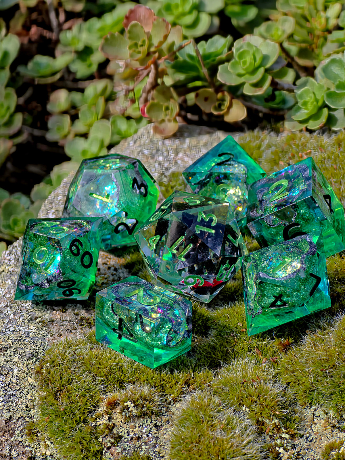 Toothless inspired – Emerald Dragon's Heart- Inspired Würfelset – 7-teiliges Resin Dice Set | Ohnezahn D20 & Smaragdgrüne Geode Würfel | Drachen Fantasy Dice