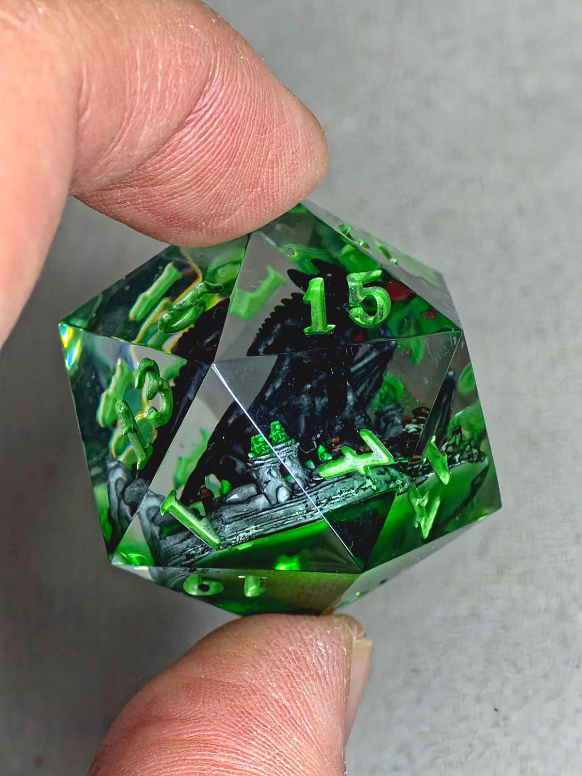 Nachtschatten D20 35mm – Handgemachter Resin Dragon Dice inspiriert von Ohnezahn aus How to Train Your Dragon, Schwarzer Drache Fantasy Würfel