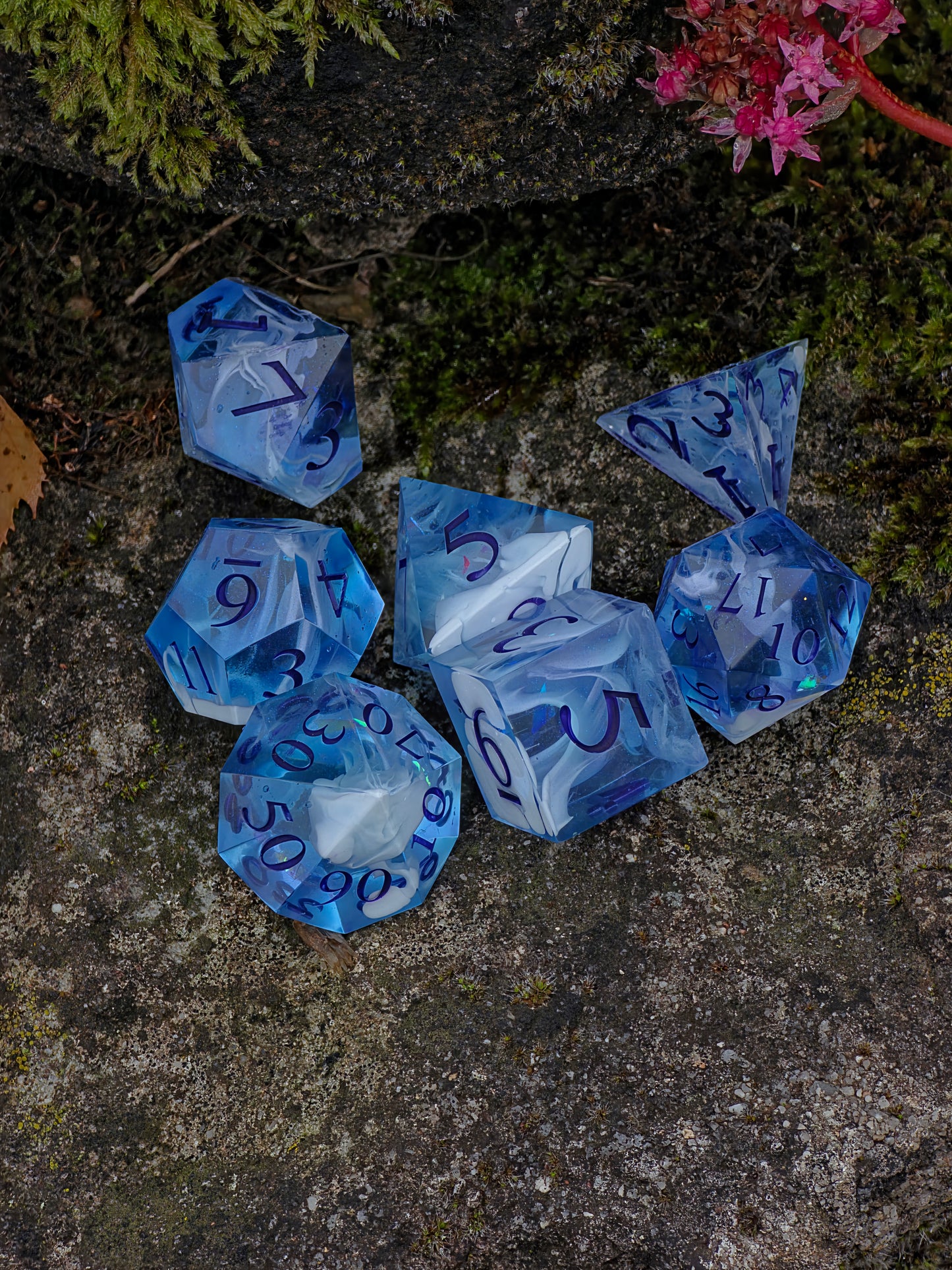 Handgemachtes DnD Würfelset 7 Stück – Polyedrische Resin Dice – Himmel im Hand, Wolken Design – Für Dungeons and Dragons, TTRPG & Sammler