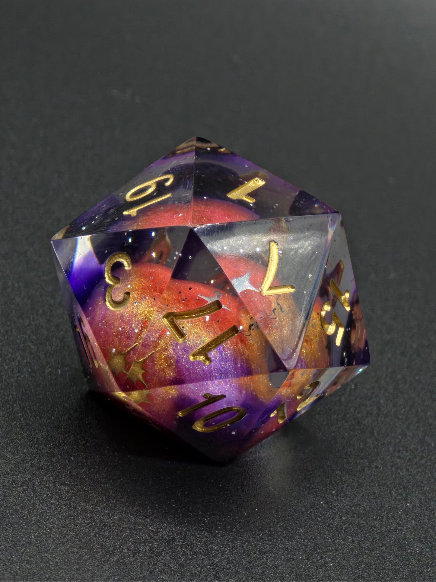 Planet Meteorite Galaxy D20 Würfel 35mm – Handgemachter Polyedrischer Resinwürfel mit goldenen Zahlen & Sternen | DnD Pen and Paper | Einzelwürfel