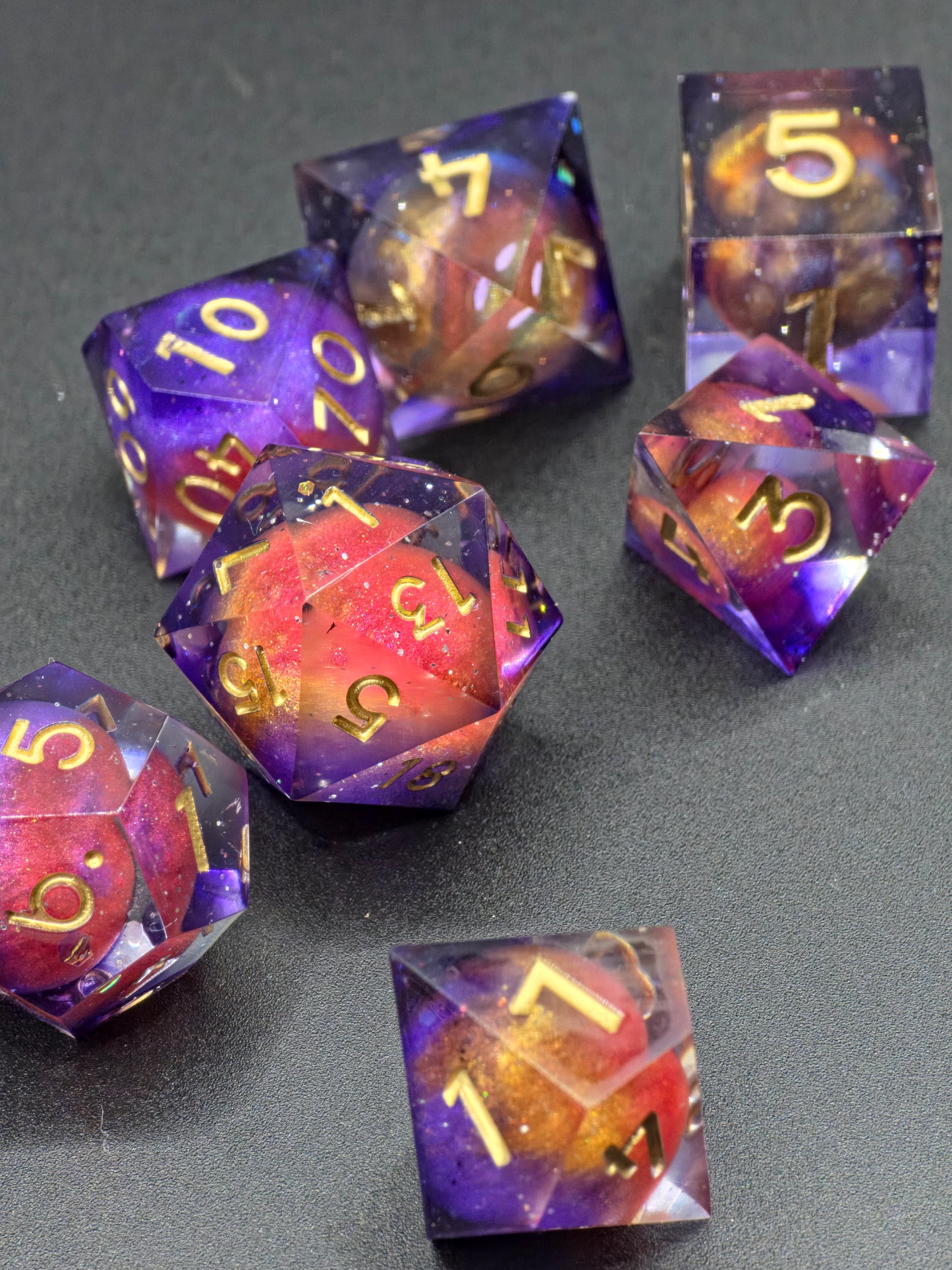 Polyedrischer Planeten Kosmos DnD Würfelset 7 Stück – Handgemachte Resin Dice mit Universum-Effekt & goldenen Zahlen | Galaxy Fantasy Würfel