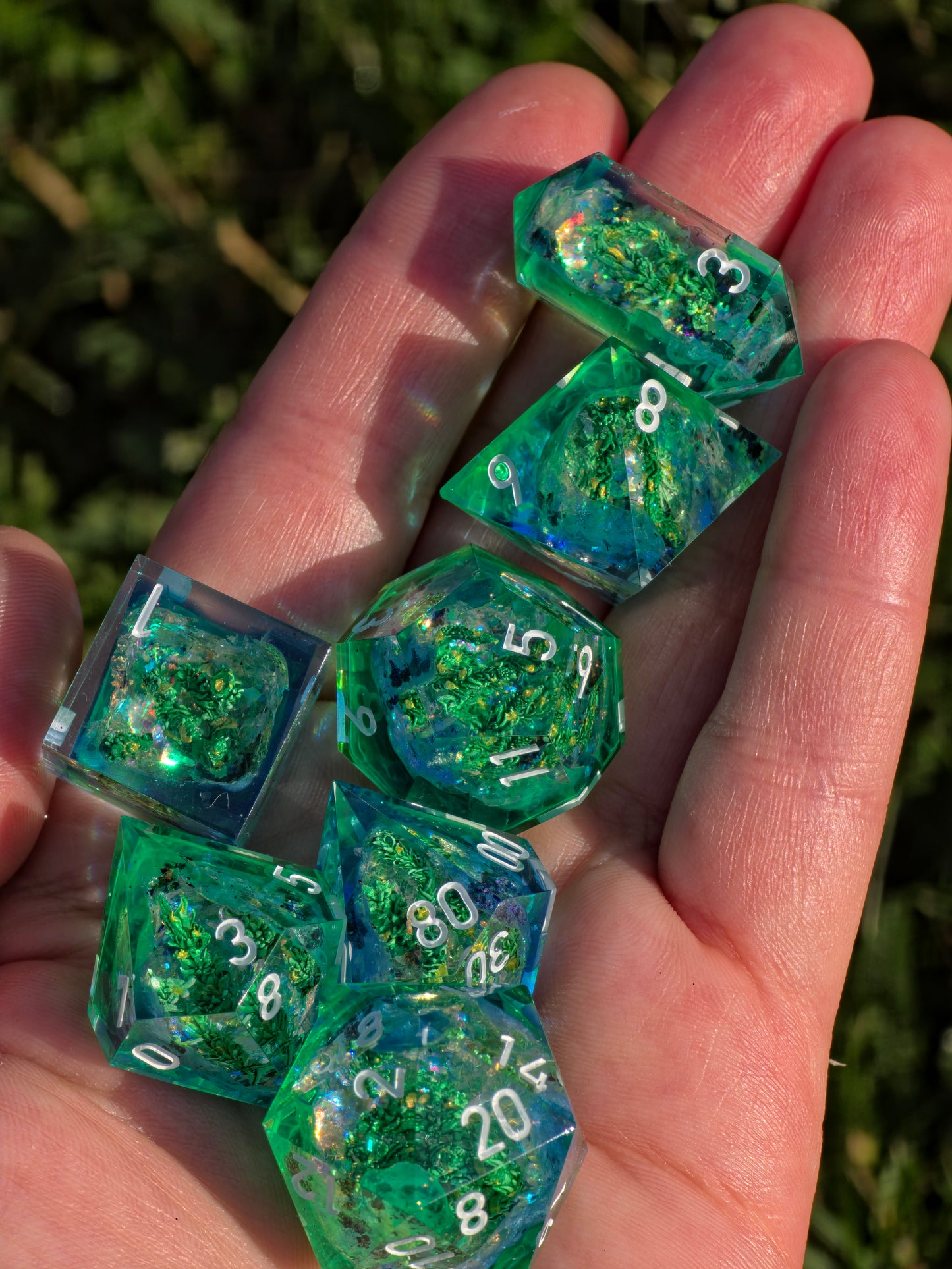 Emerald Tide Custom Geode Dice Set mit Unterwasserpflanzen – Handgemachte Sharp Edge Resin Würfel mit Algen und Kristallkern für DnD und TTRPG (Anne)