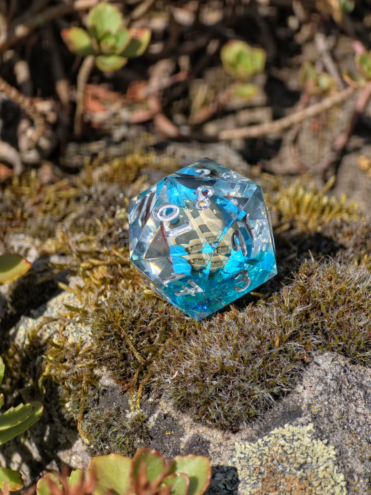 Shiggy – Crystal Splash D20 28 mm – Pokémon-inspirierter Resin Würfel mit Sonnenbrille | Himmelblaue Basis & Silberne Zahlen