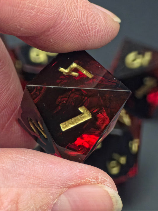 Blood Ember Dice Set – Rot Schwarz Würfelset mit Gold Zahlen | Handgemachte Sharp Edge Resin Würfel | DnD TTRPG