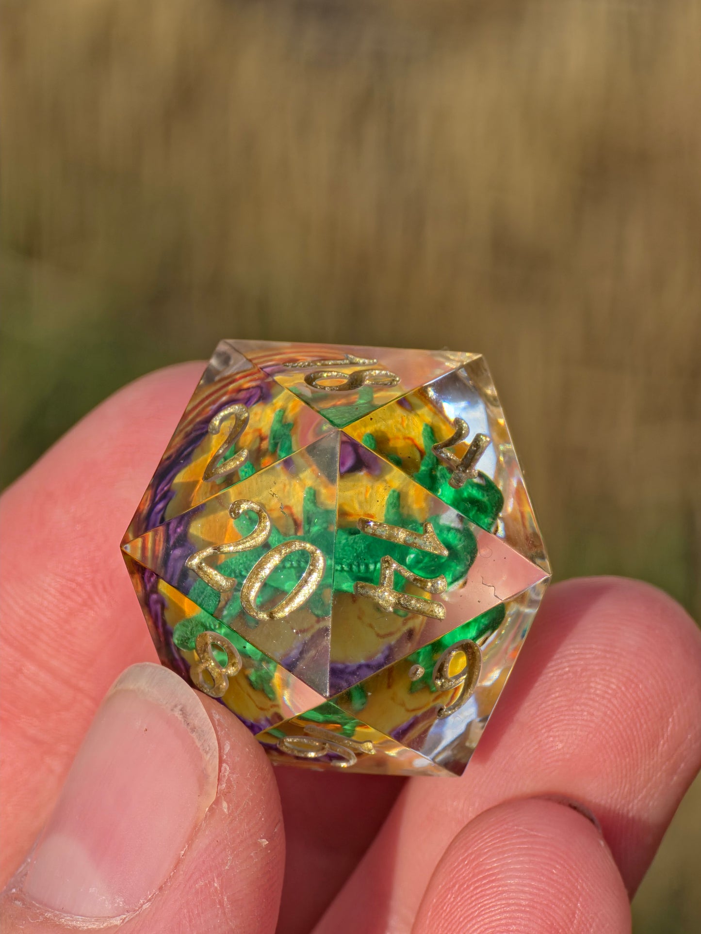 Pascal's Secret Garden D20 Dice – Tangled Inspired Resin D20 mit Pascal Chamäleon | Handgemachter Sharp Edge Würfel für DnD & RPG