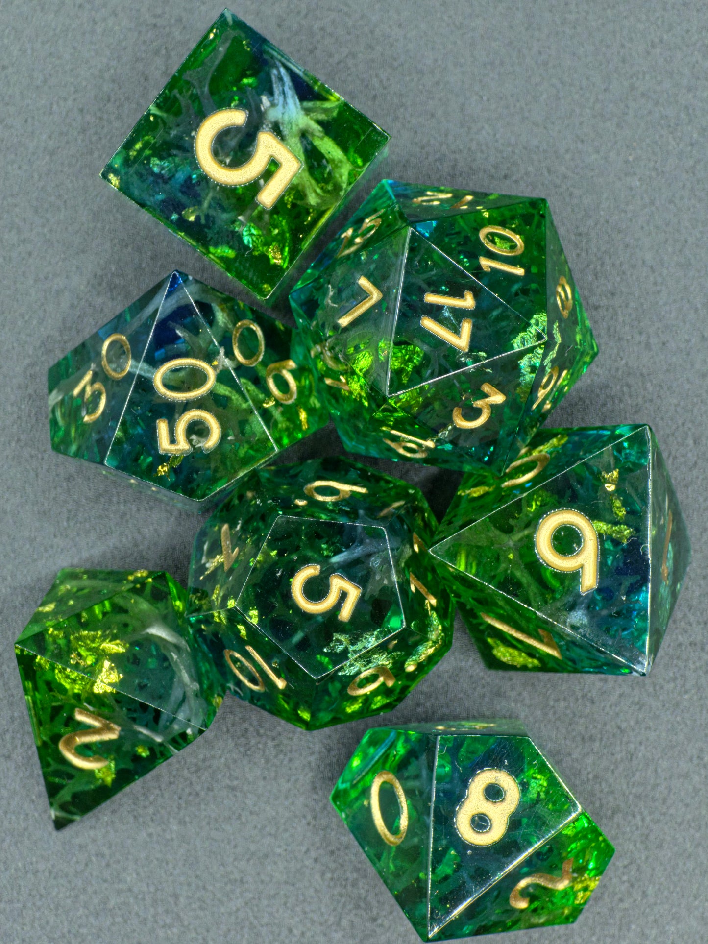Polyedrisches Würfelset „Emerald Grove“ – Handgemachte Resinwürfel in Smaragdgrün mit Goldflocken & Moosstruktur | DnD Dice Set Pen and Paper TTRPG | Naturwürfel mit Spiegelglanz