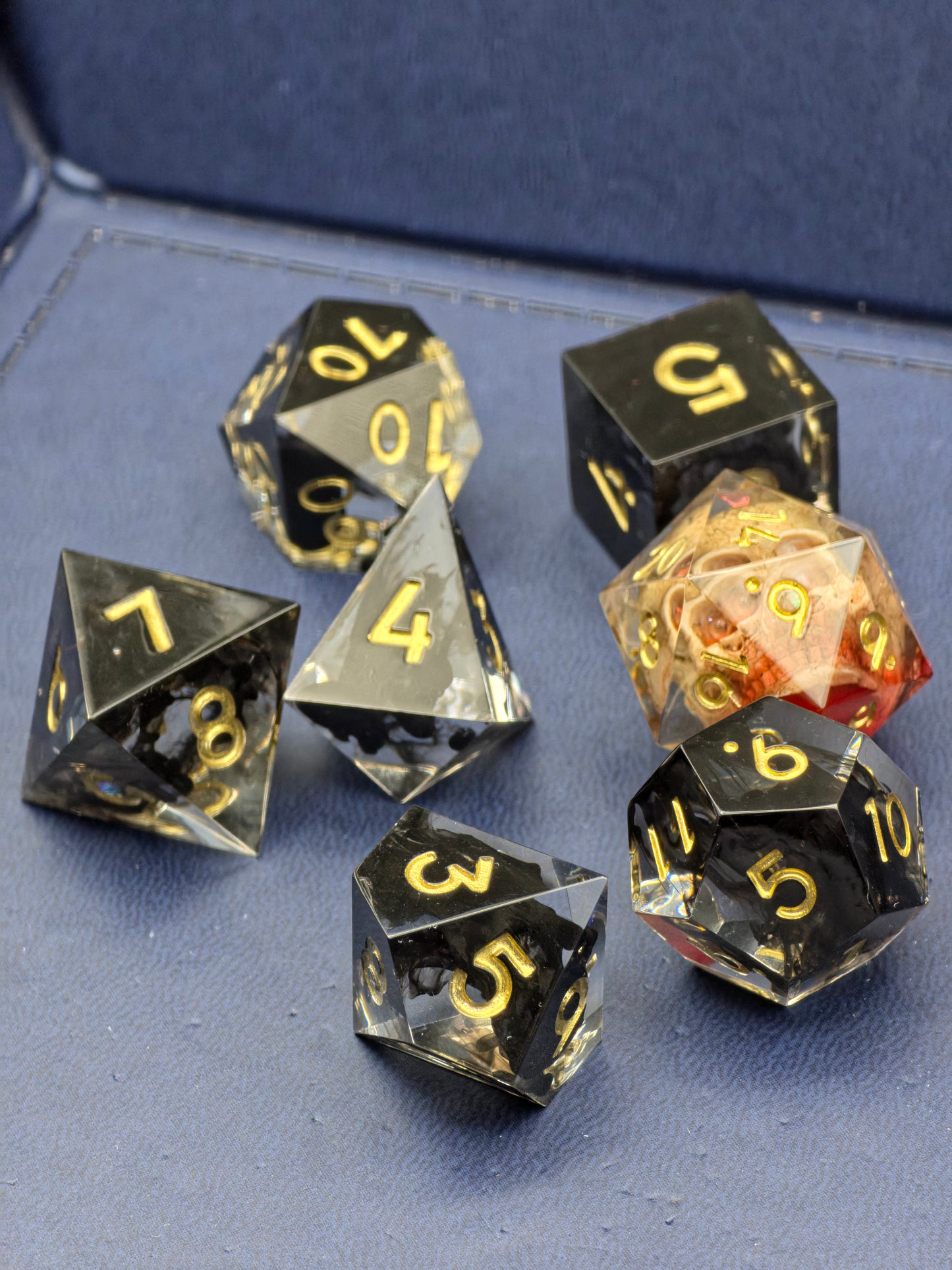 Relic of the Fallen – 7-teiliges DnD Würfelset mit eingebettetem Schädel im D20 | Schwarze Resinwürfel mit Goldzahlen | Polyhedral Dice Set TTRPG