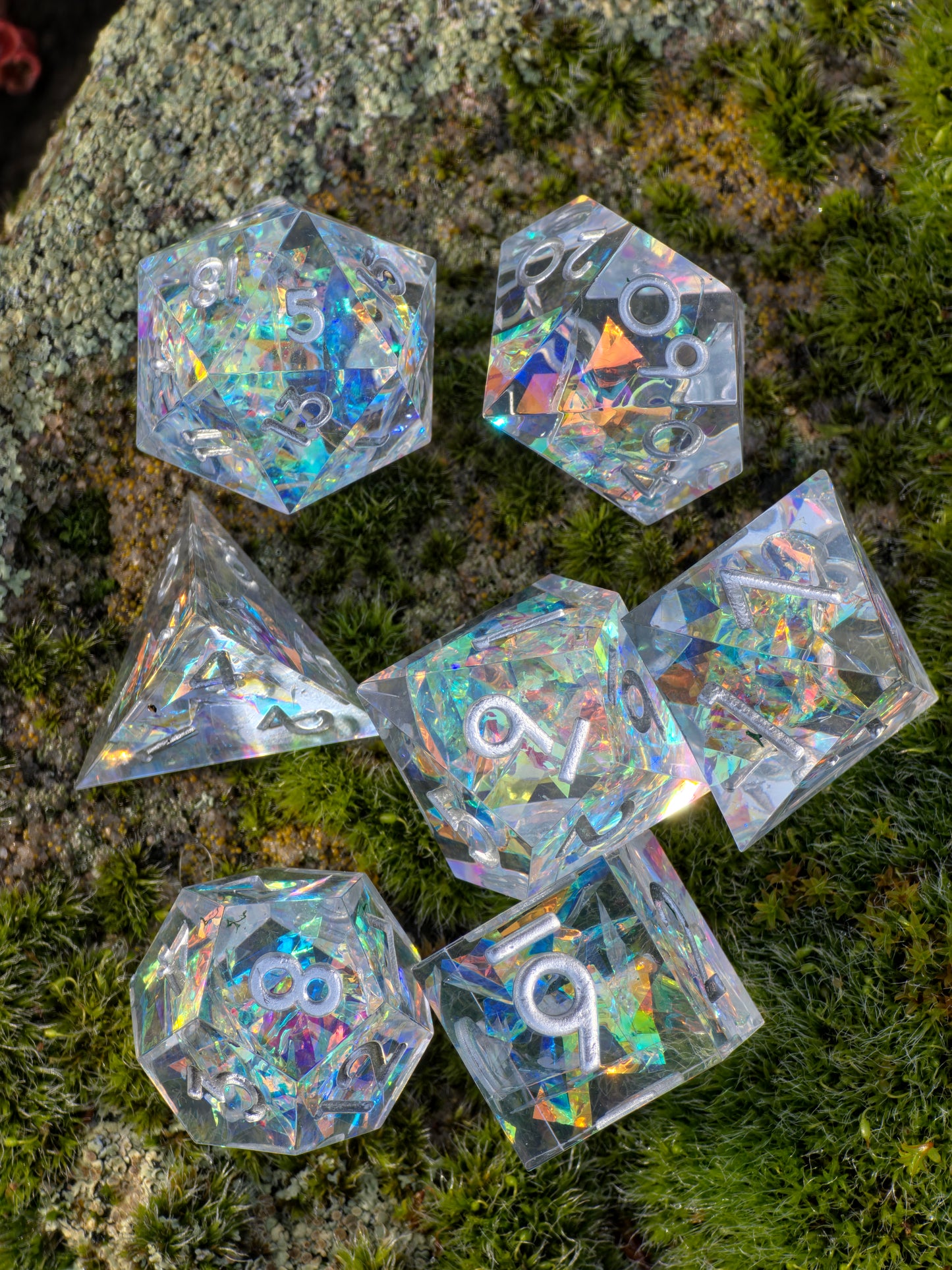 Aether Shards – Holografisches Crystal Dice Set | Klar Resin DnD Würfel mit Silberzahlen | Prismatic TTRPG Würfel | Handmade