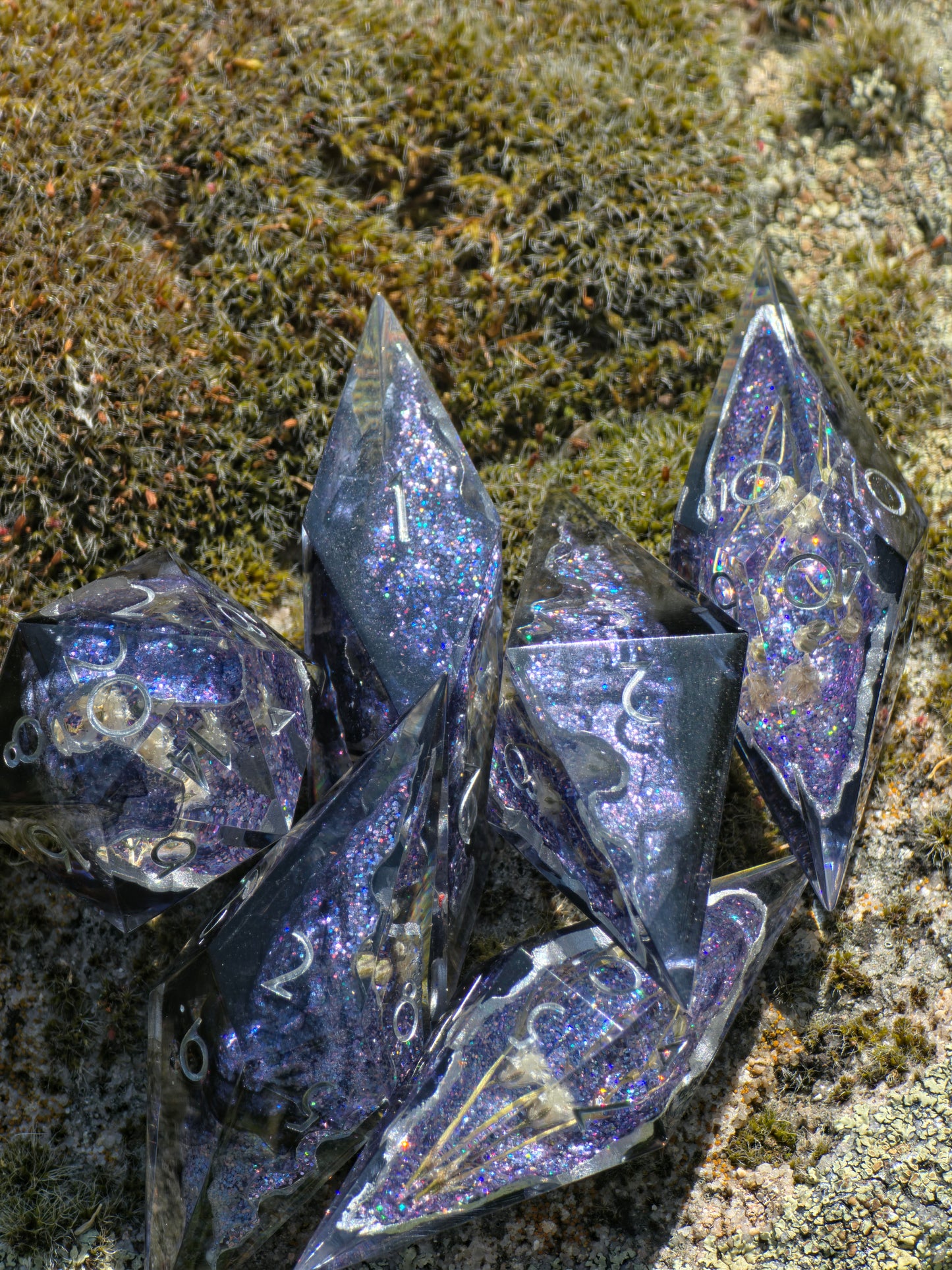 Moonflower Sanctuary Custom Geode Effect Elongated Dice Set mit weißen Blüten – Handgemachte Sharp Edge Resin Würfel mit Kristallkern für DnD (Anne)