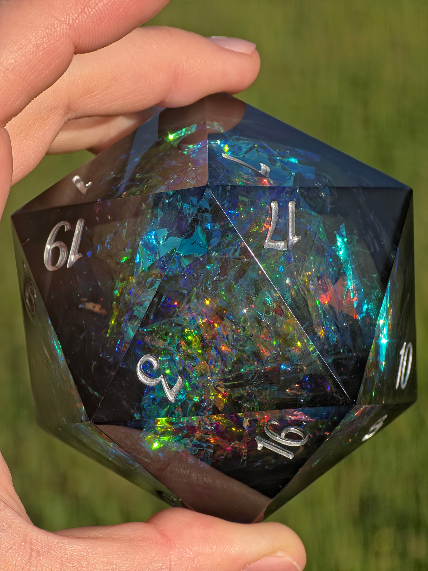 Eclipse Black Opal 65mm Black Opal Chonk D20 – Handgemachter Giant Dice mit Opal-Effekt, Sharp Edge Resin Würfel für DnD und Sammler (Anne)