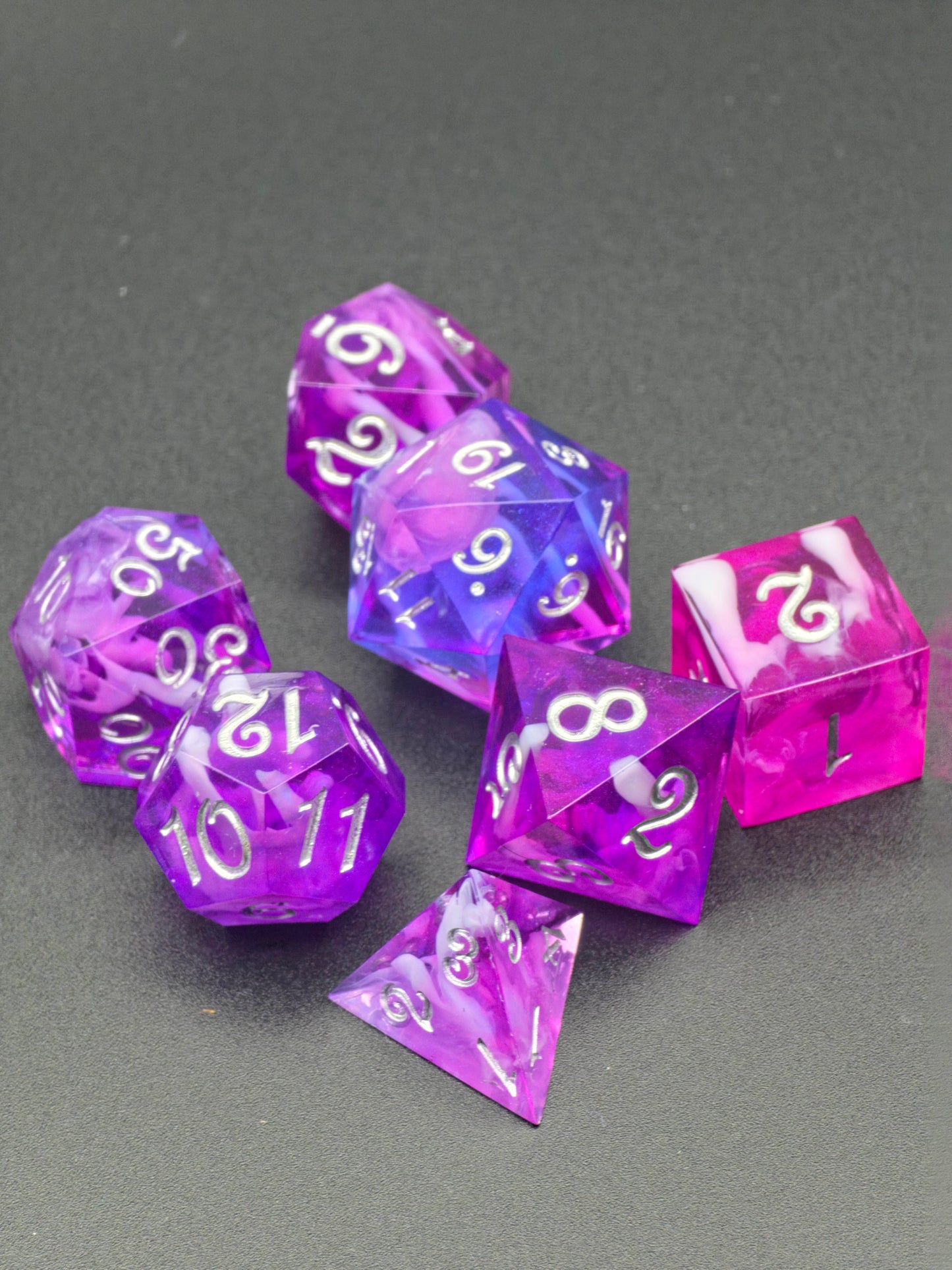 Violet Veil – Handgemachtes Polyedrisches Würfelset aus Resin | Lila Nebula & Cloud Effekt | Fantasy DnD Dice Set TTRPG